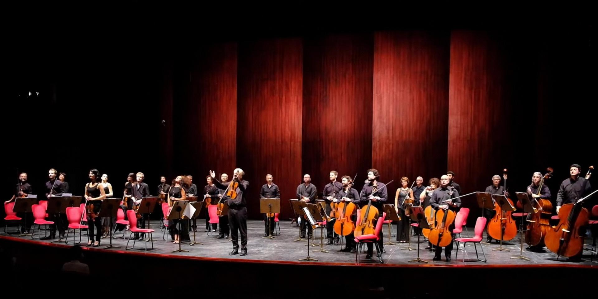 L'Orchestra d'archi Teatro Regio Torino riceve gli applausi sul palco
