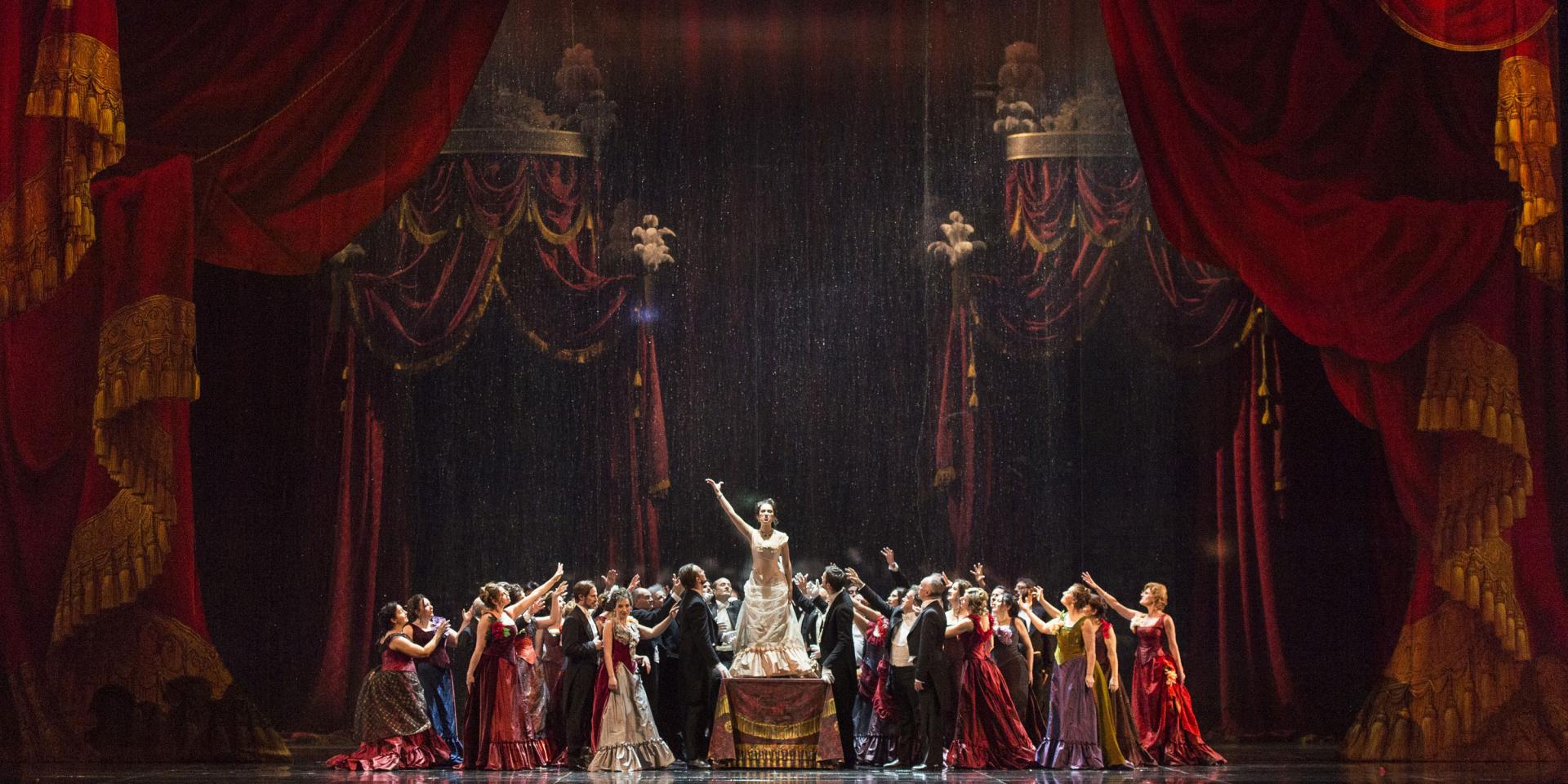 Foto di scena de La traviata (foto FSqueglia)