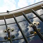 Gioco di riflessi sulle vetrate laterali curvilinee del Regio