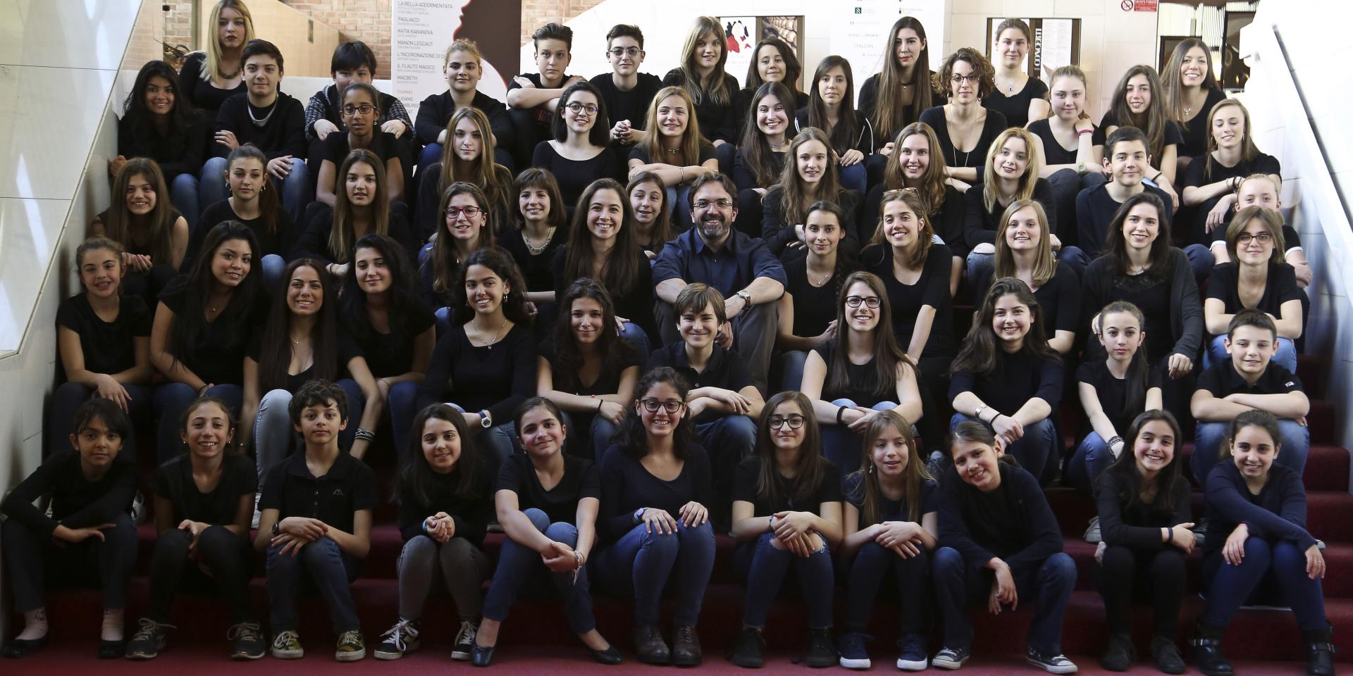 Il Coro di voci bianche del Teatro Regio e del Conservatorio "G. Verdi" di Torino con al centro il maestro Claudio Fenoglio