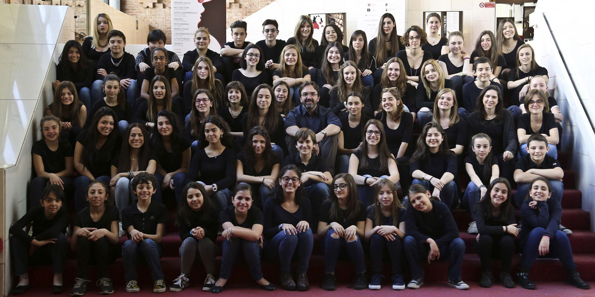 Il Coro di voci bianche del Teatro Regio e del Conservatorio 'G. Verdi' di Torino con al centro il maestro Claudio Fenoglio