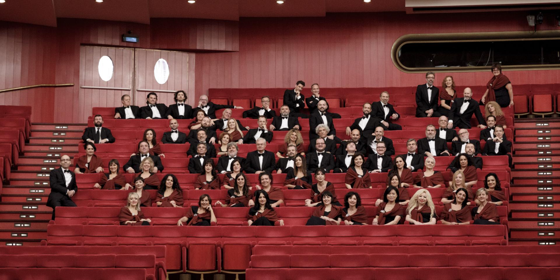 Il Coro Teatro Regio Torino e il Maestro Andrea Secchi (foto Edoardo PIva)