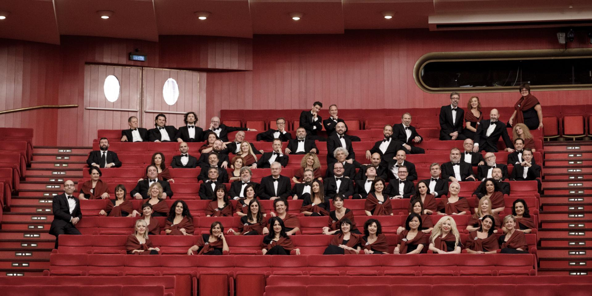 Il Coro Teatro Regio Torino con il maestro Andrea Secchi (foto Edoardo Piva)