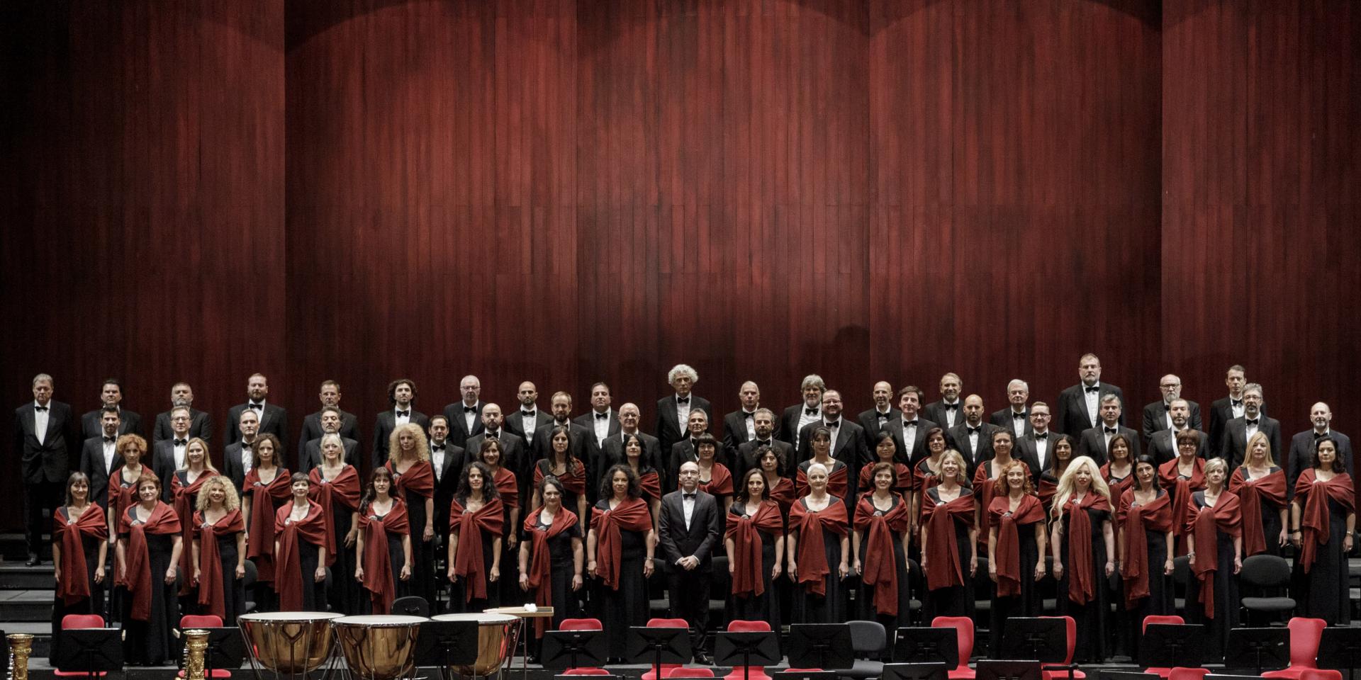 Il Coro Teatro Regio Torino con il maestro Andrea Secchi (foto Edoardo Piva)