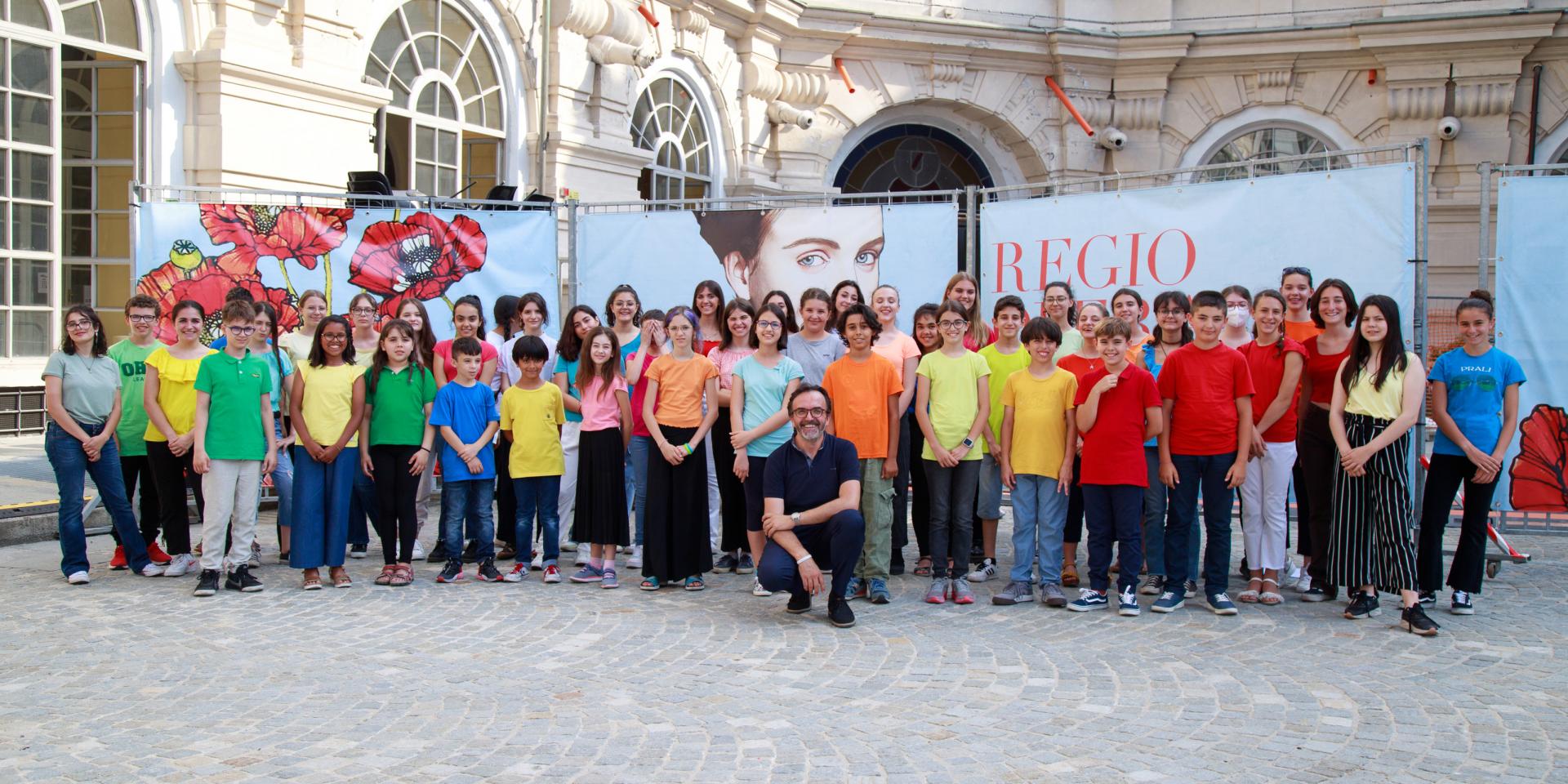 Il Coro di voci bianche Teatro Regio Torino con il maestro Claudio Fenoglio (foto Fabio Melotti)