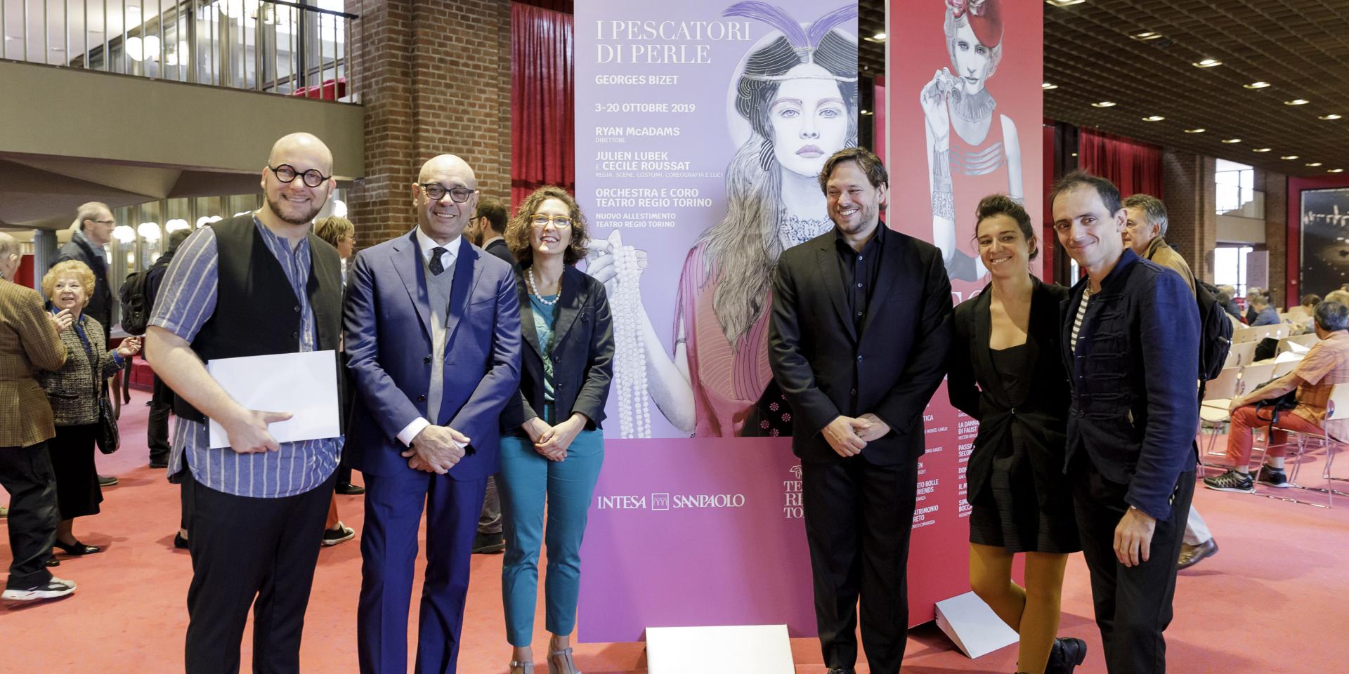 Sebastian F. Schwarz, Fabrizio Paschina, Francesca Leon, Ryan McAdams, Cécile Roussat e Julien Lubek Sebastian F. Schwarz, Fabrizio Paschina, Francesca Leon, Ryan McAdams, Cécile Roussat e Julien Lubek