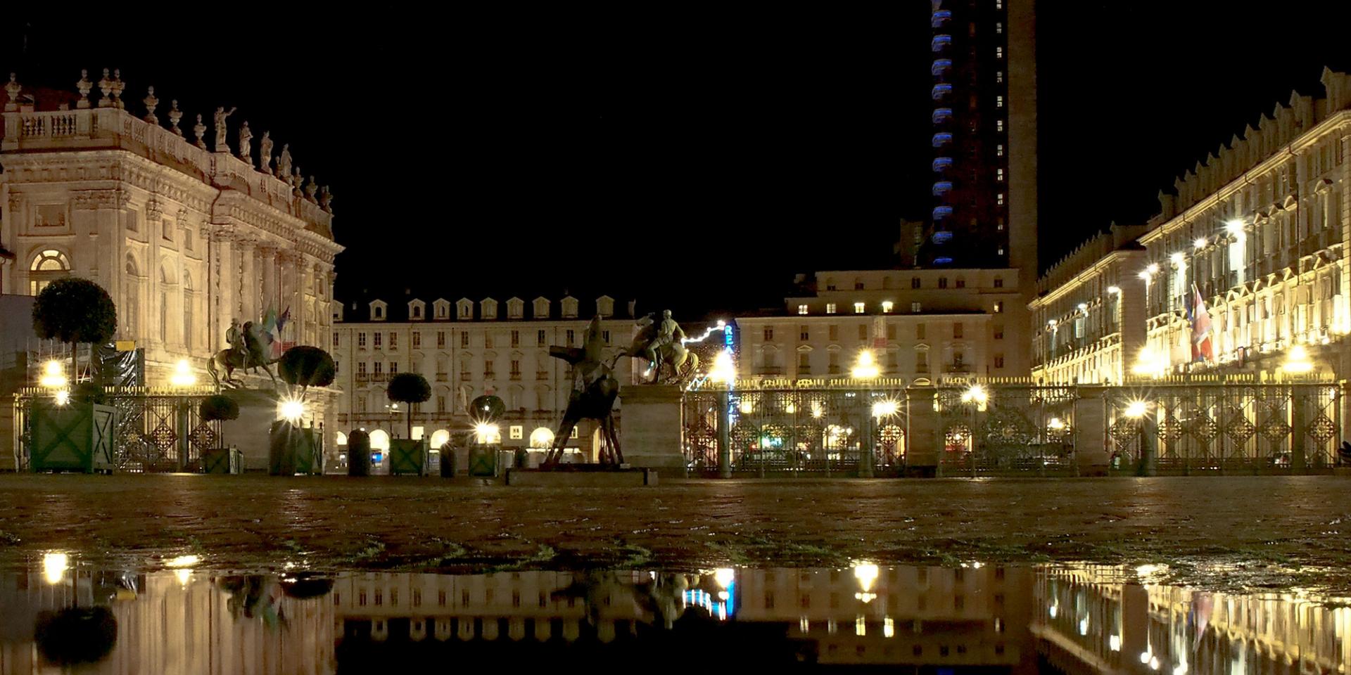 Piazza Castello di notte (foto Massimo Grignola)