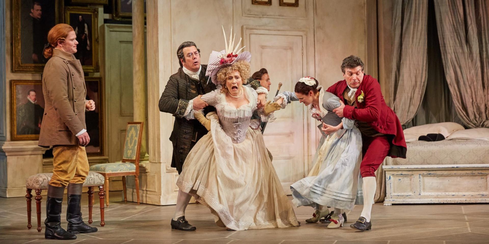 Foto di scena de Le nozze di Figaro (foto Mark Douet)