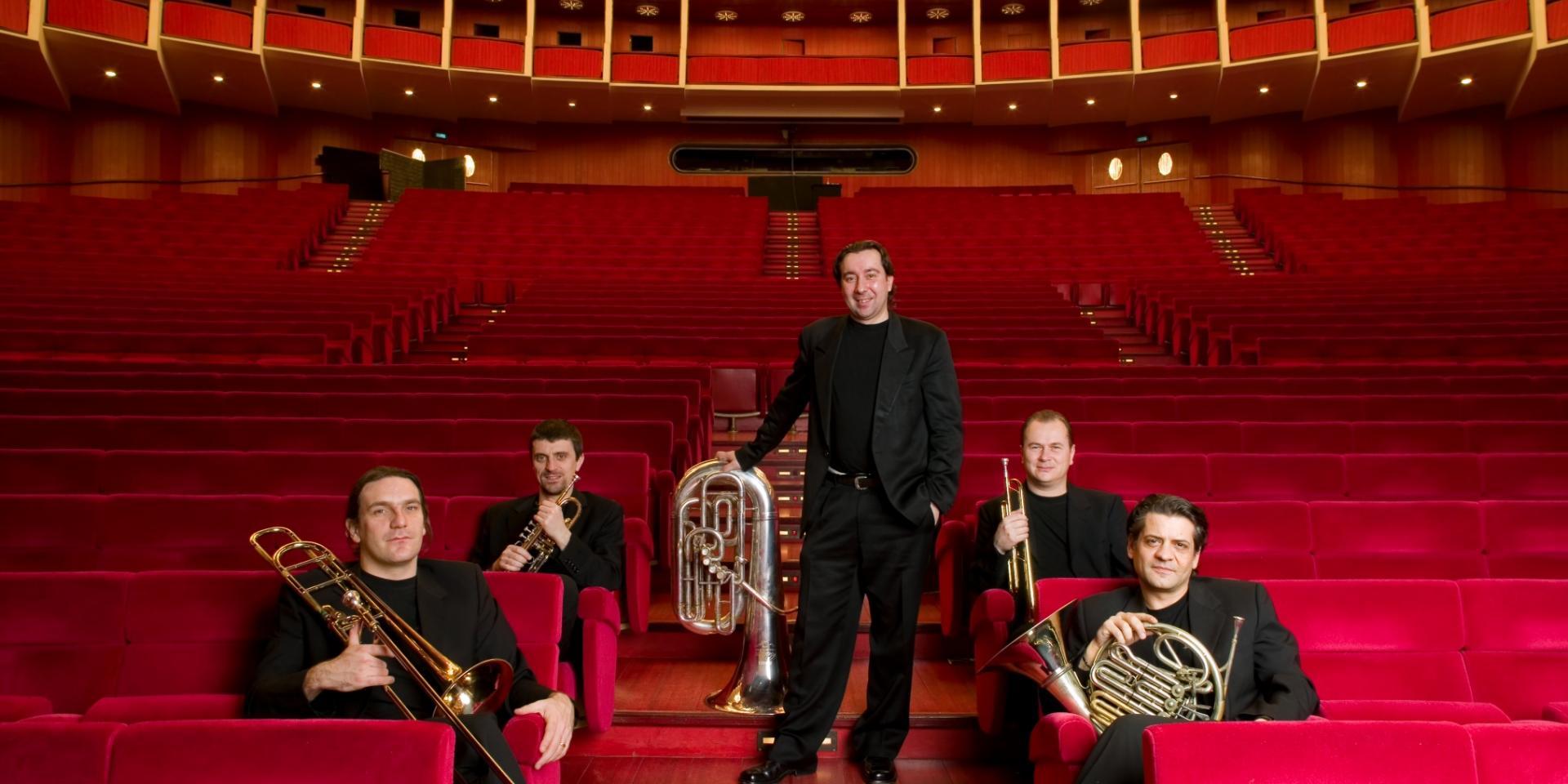 Pentabrass Il gruppo fotografato nella sala del Teatro Regio Torino