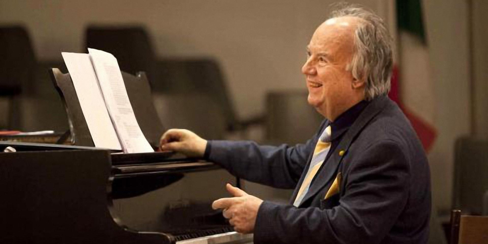 Lorenzo Arruga seduto al pianoforte