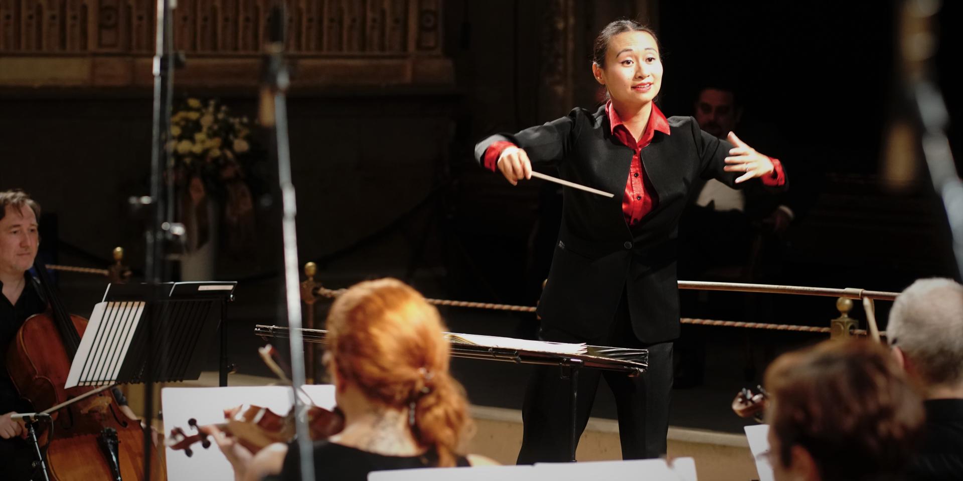 Tianyi Lu sul podio dell'Orchestra Teatro Regio Torino (foto Finotti Tosi) Tianyi Lu sul podio dell'Orchestra Teatro Regio Torino (foto Finotti Tosi)