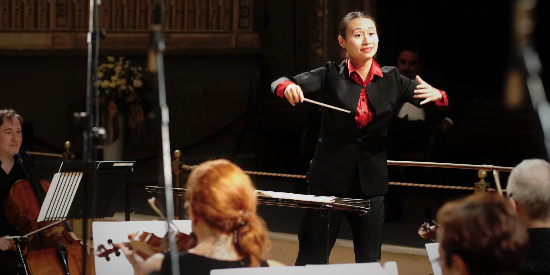 Tianyi Lu sul podio dell'Orchestra Teatro Regio Torino (foto Finotti Tosi)