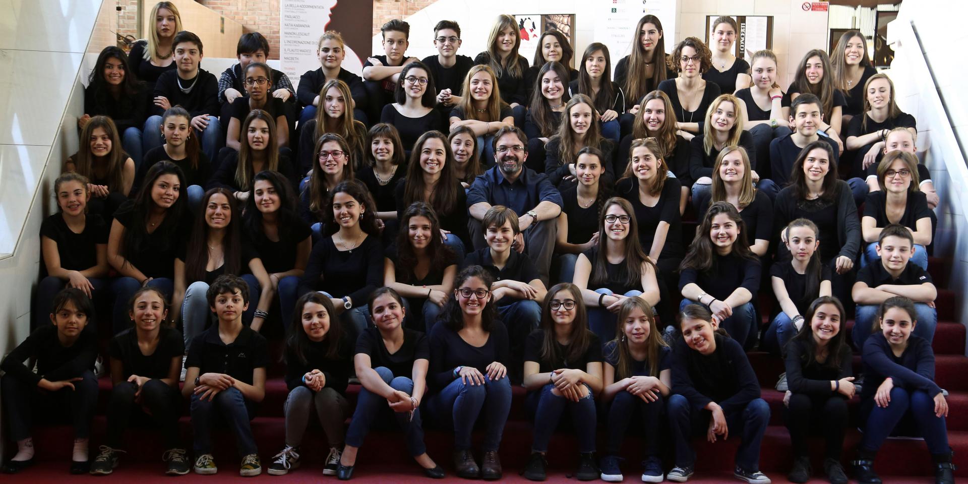 Il Coro di voci bianche del Teatro Regio con al centro il maestro Claudio Fenoglio Il Coro di voci bianche del Teatro Regio con al centro il maestro Claudio Fenoglio