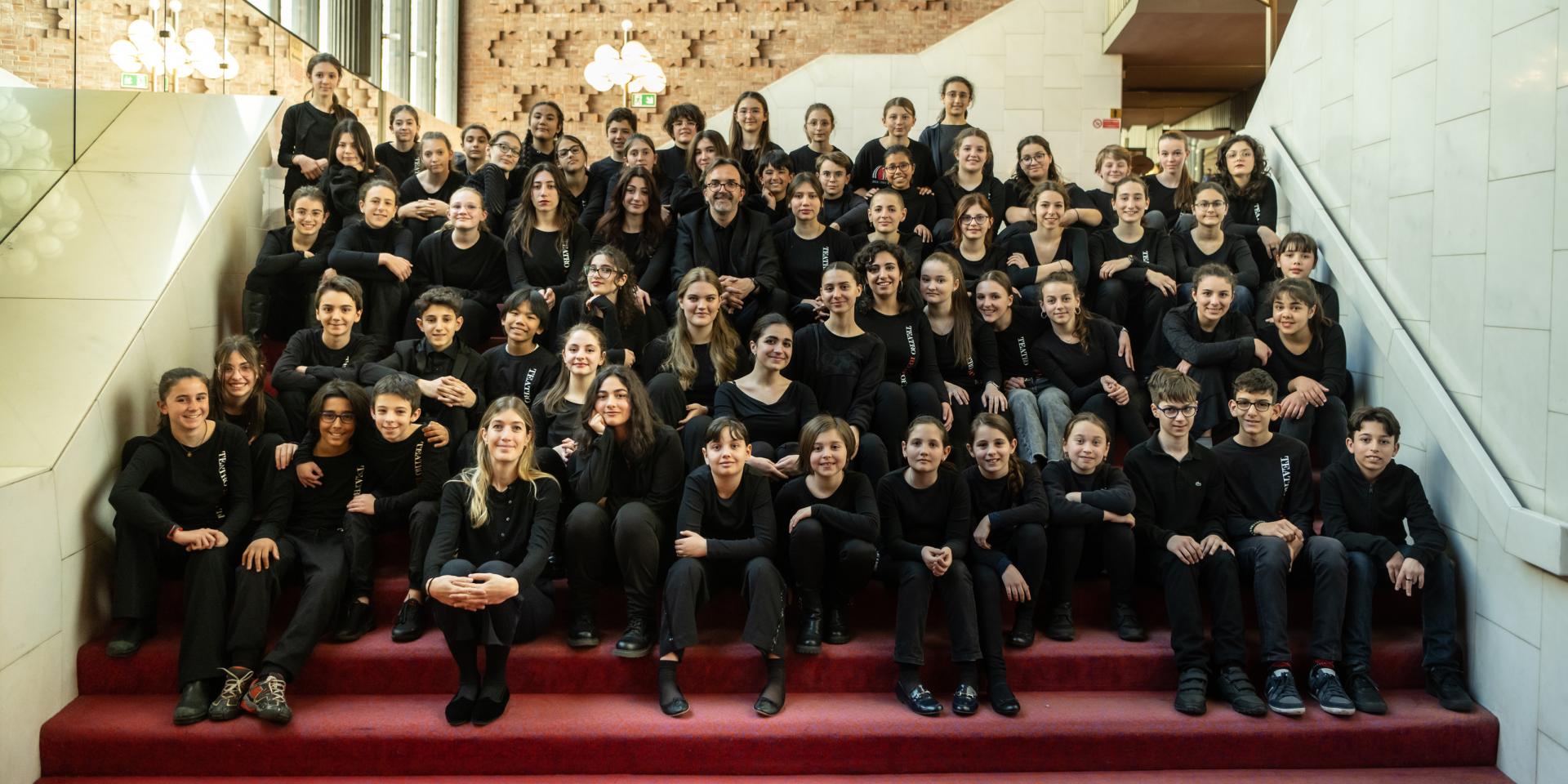 Il Coro di voci bianche del Teatro Regio con al centro il maestro Claudio Fenoglio (foto Andrea Macchia)