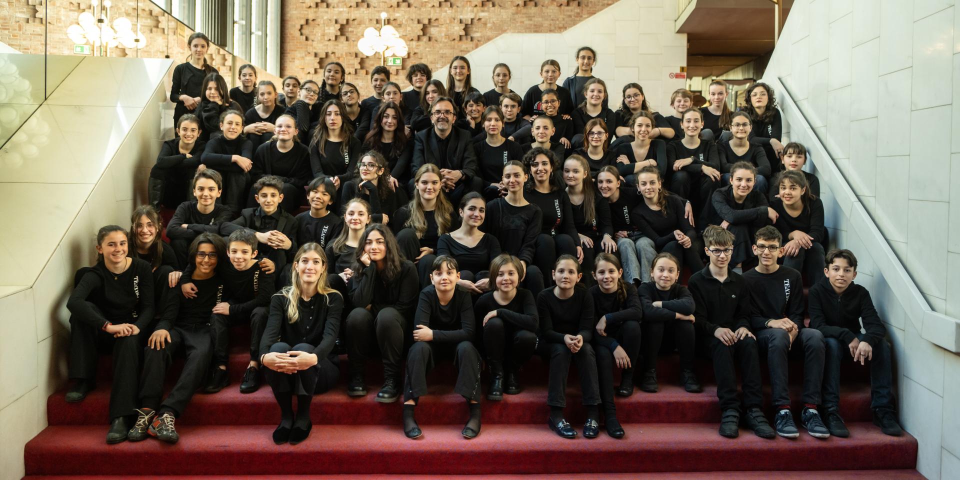 Il Coro di voci bianche del Teatro Regio con al centro il maestro Claudio Fenoglio (foto Andrea Macchia) Il Coro di voci bianche del Teatro Regio con al centro il maestro Claudio Fenoglio (foto Andrea Macchia)