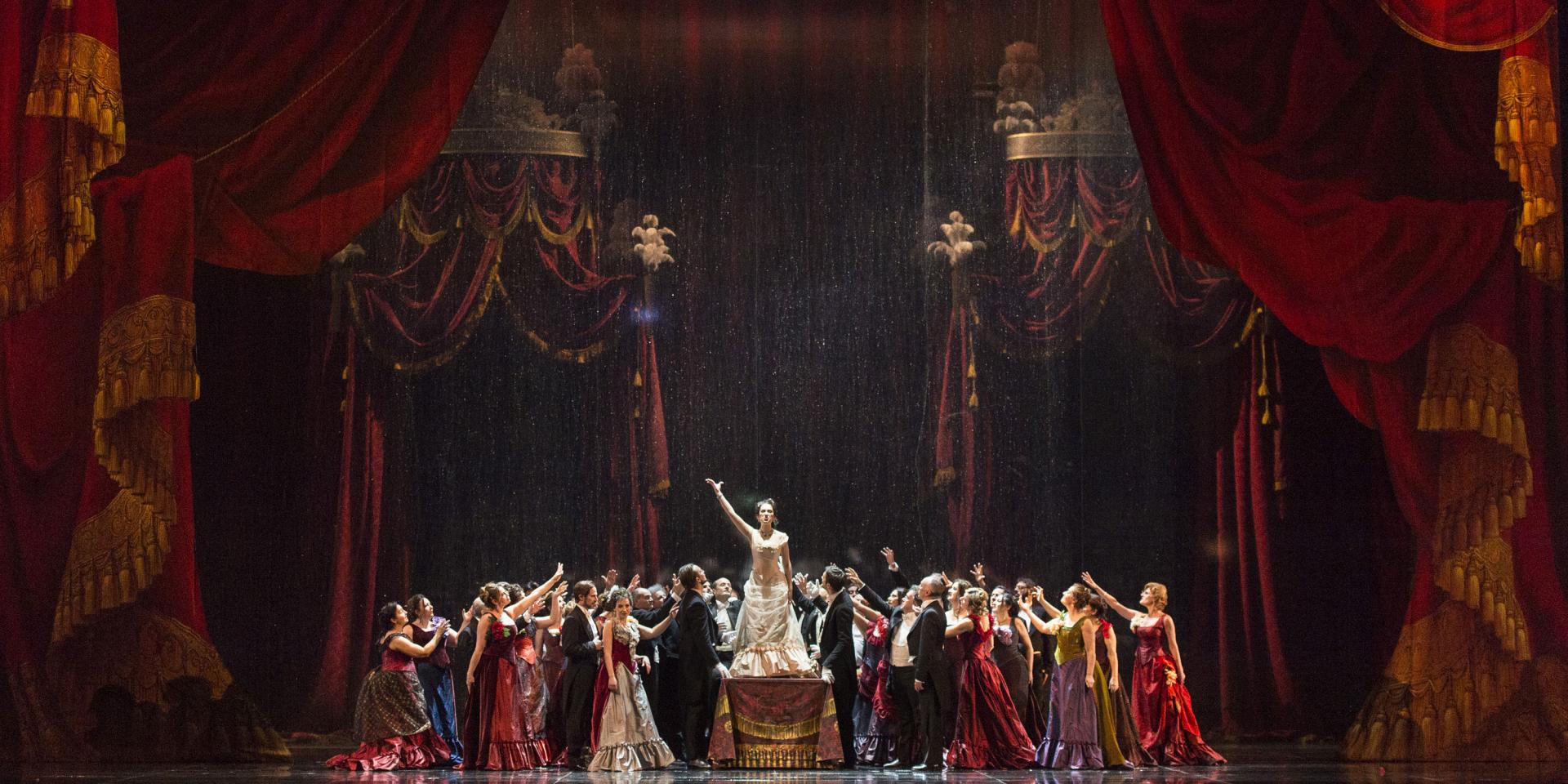 Foto di scena de La traviata (foto FSqueglia) Foto di scena de La traviata (foto FSqueglia)