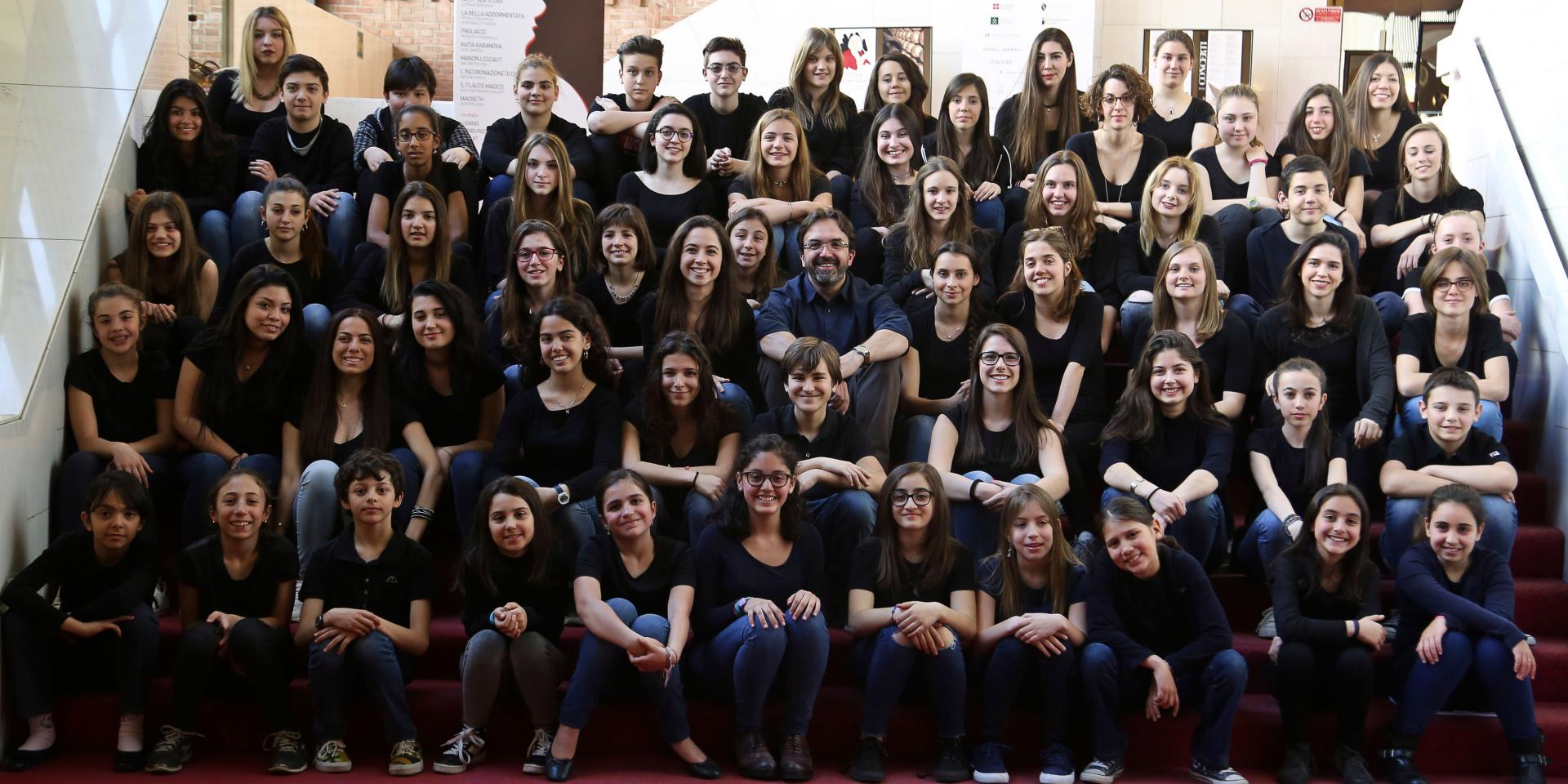 Il Coro di voci bianche del Teatro Regio con al centro il maestro Claudio Fenoglio (foto Edoardo Piva)