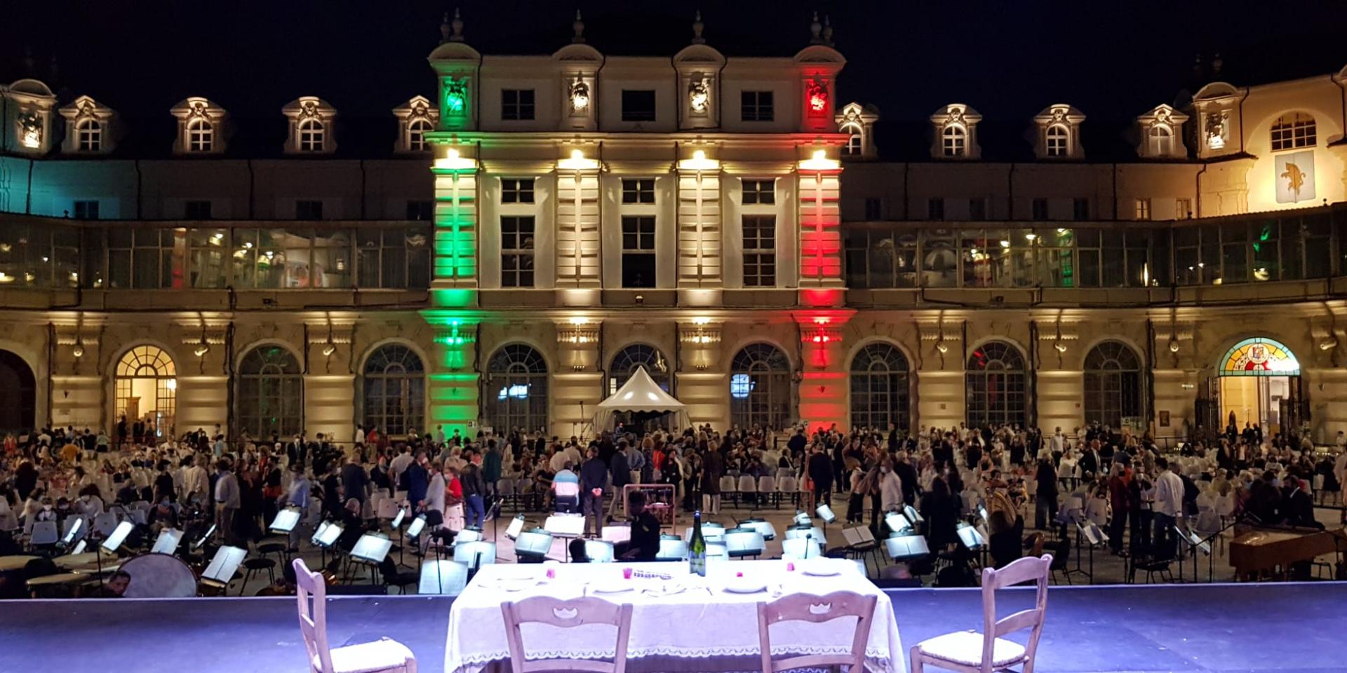 Il Cortile di Palazzo Arsenale durante l'intervallo dell'Elisir d'amore