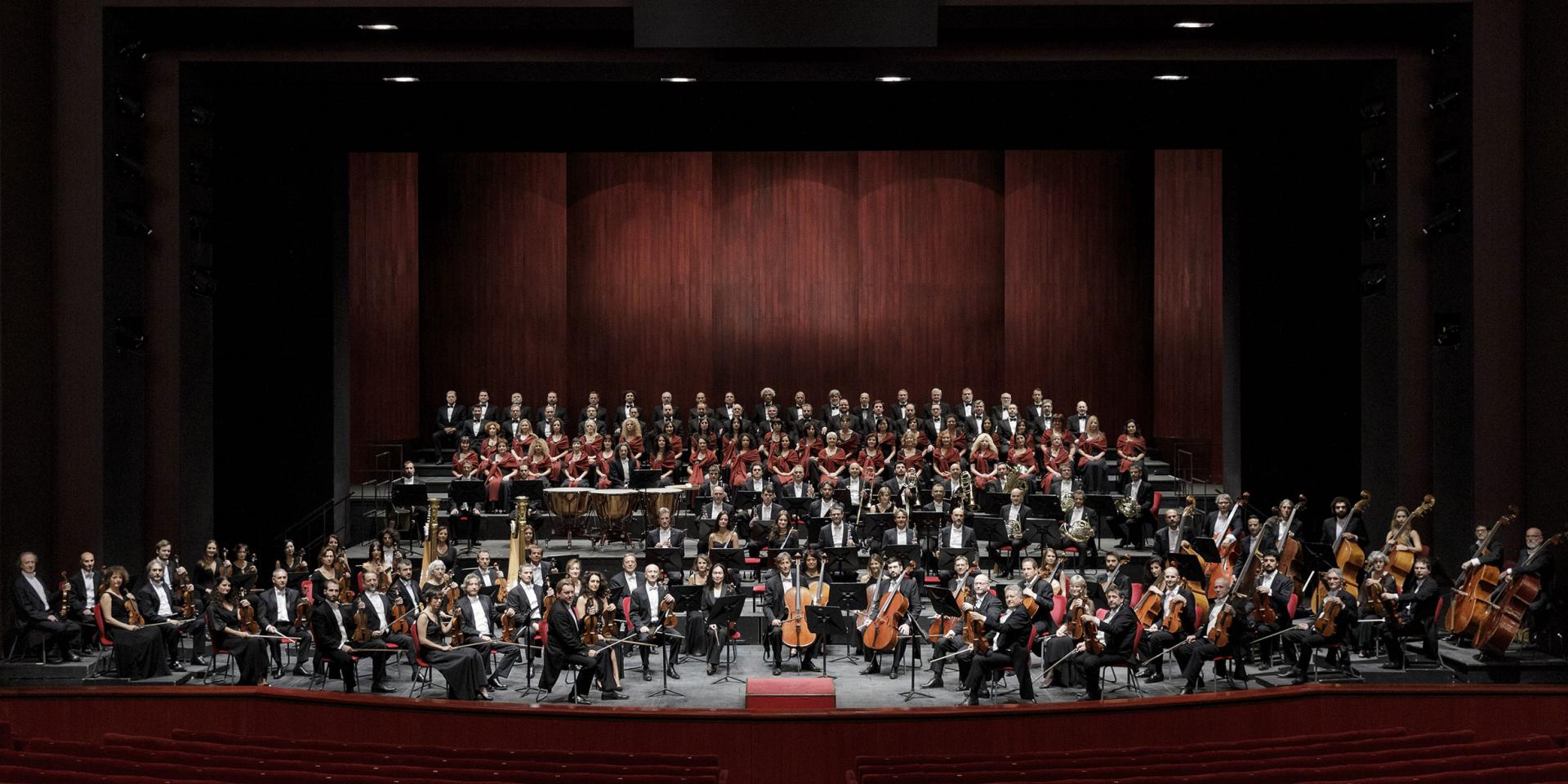 L'Orchestra e il Coro Teatro Regio Torino (foto Edoardo Piva) L'Orchestra e il Coro Teatro Regio Torino (foto Edoardo Piva)