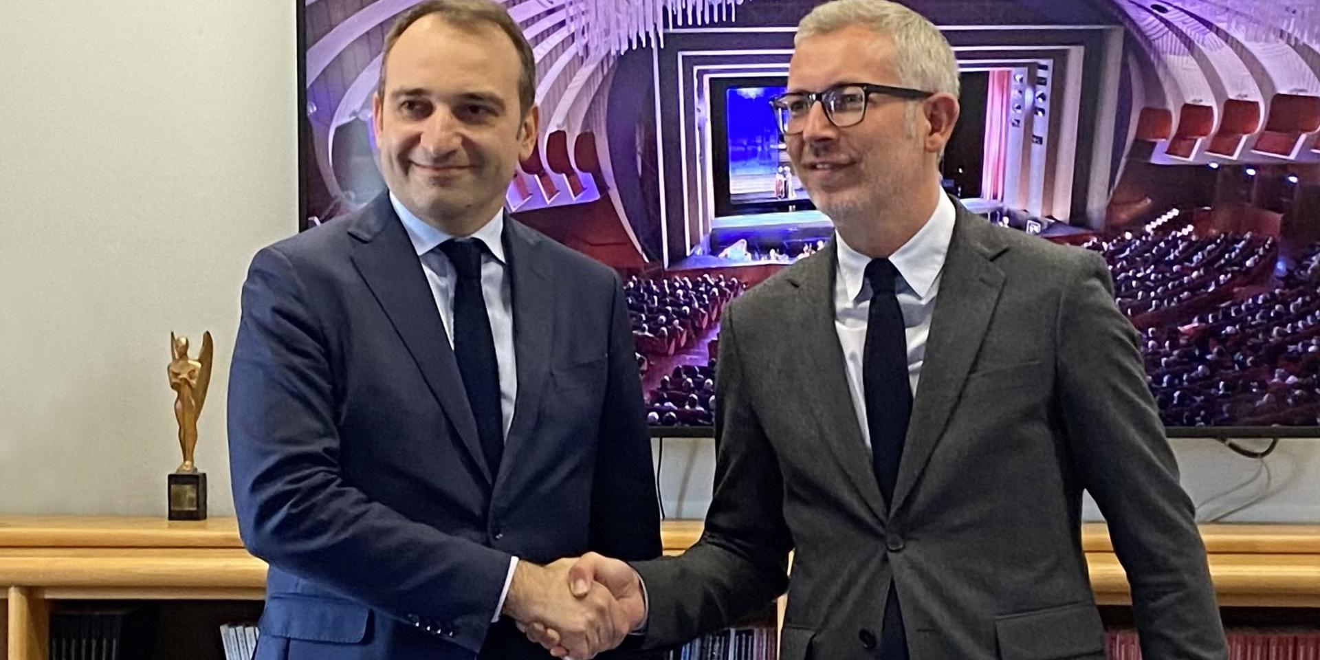 Il Sindaco Stefano Lo Russo e il Sovrintendente Mathieu Jouvin Stefano Lo Russo e Mathieu Jouvin si stringono la mano all'incontro stampa