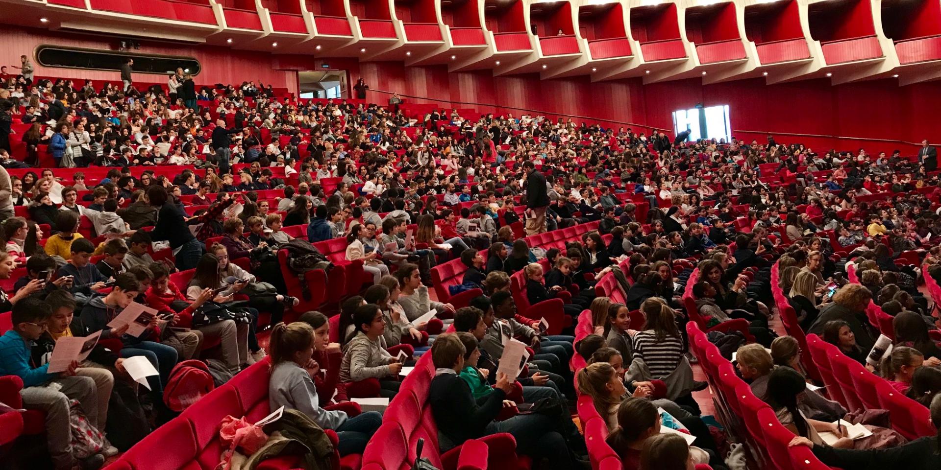 Ragazzi al Teatro Regio (foto Andrea Macchia)