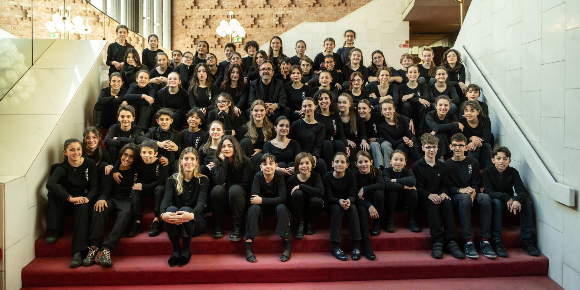 Foto Andrea Macchia Il Coro di voci bianche del Teatro Regio con al centro il maestro Claudio Fenoglio