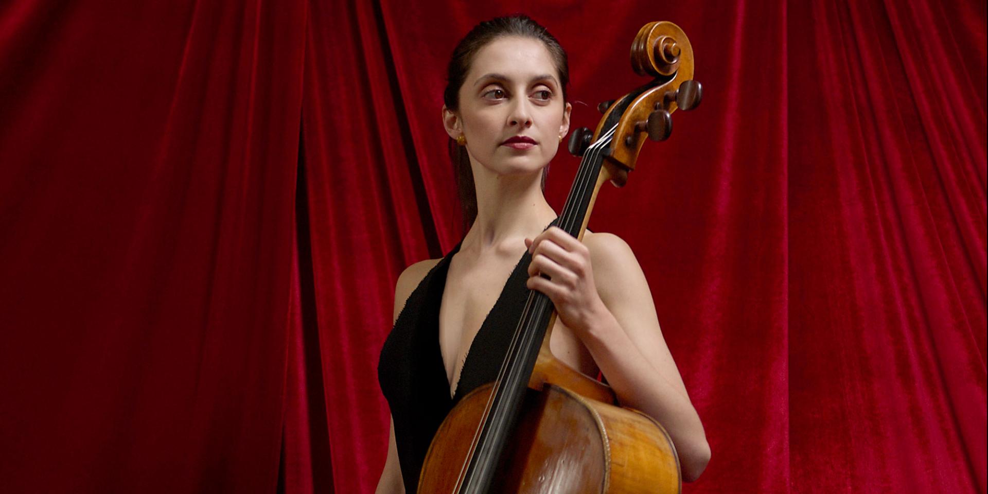 I Concerti - Stagione 2025-26 (foto Ivan Cazzola) Una giovane donna con abito nero tiene in mano un violoncello con sguardo fiero