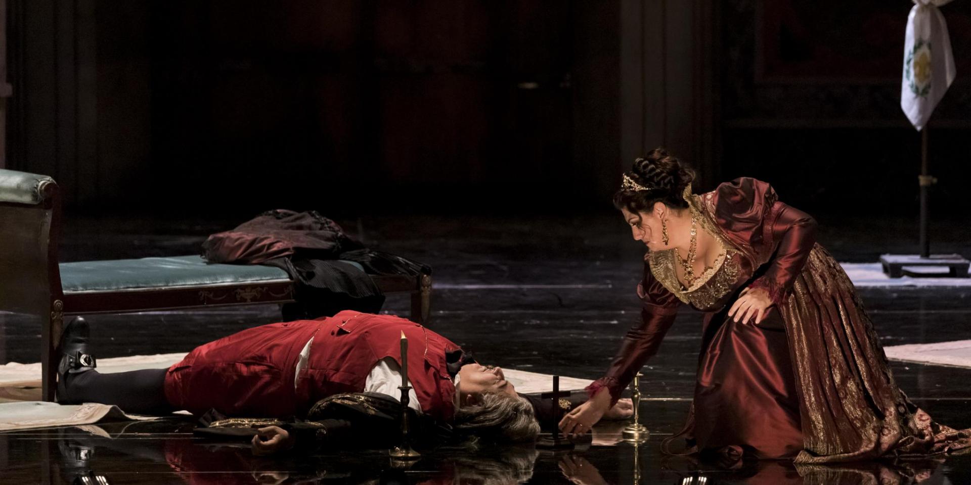 Ambrogio Maestri (Vitellio Scarpia) e Anna Pirozzi (Tosca) nell'atto II di Tosca (foto Edoardo Piva)