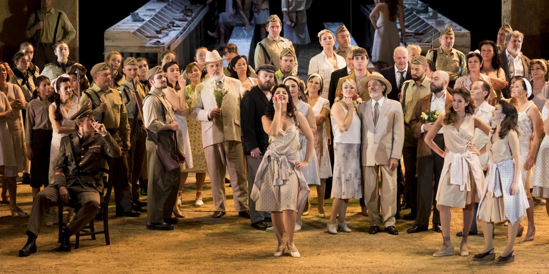 Varduhi Abrahamyan (Carmen) e il Coro Teatro Regio Torino