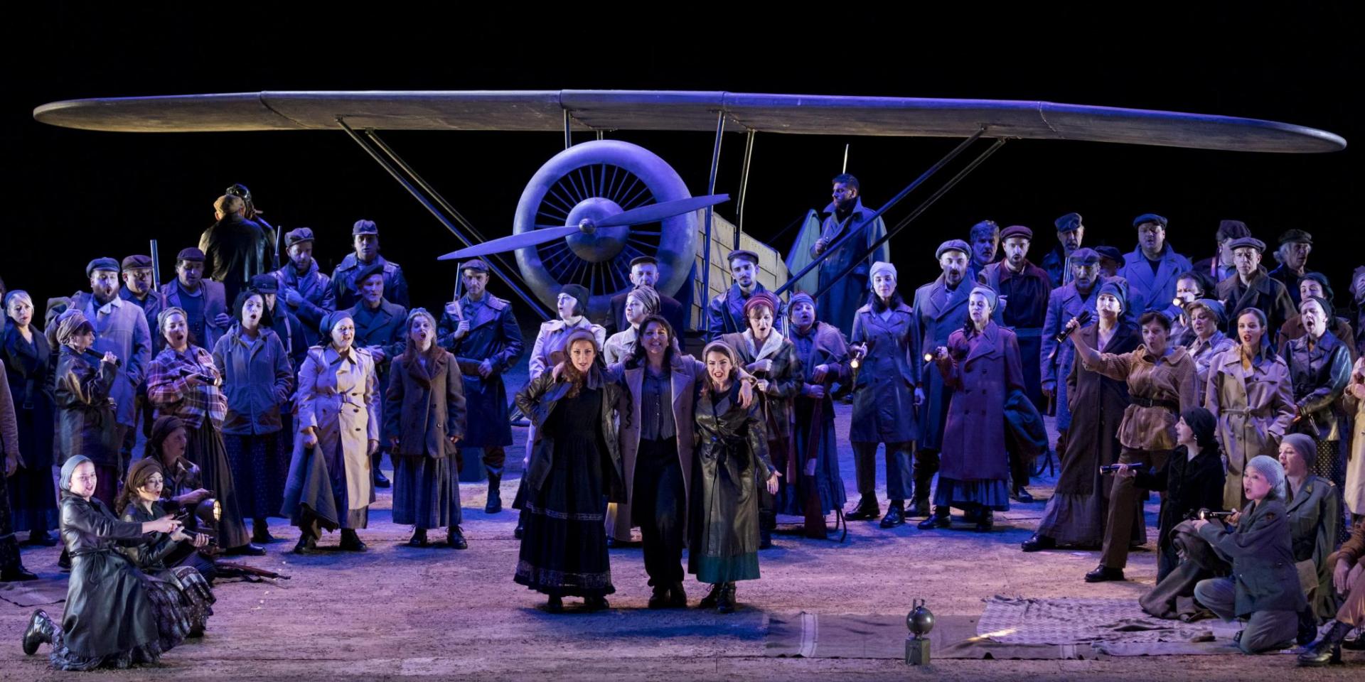 Alessandra Della Croce (Mercédès), Varduhi Abrahamyan (Carmen), Sarah Baratta (Frasquita) e il Coro Teatro Regio Torino