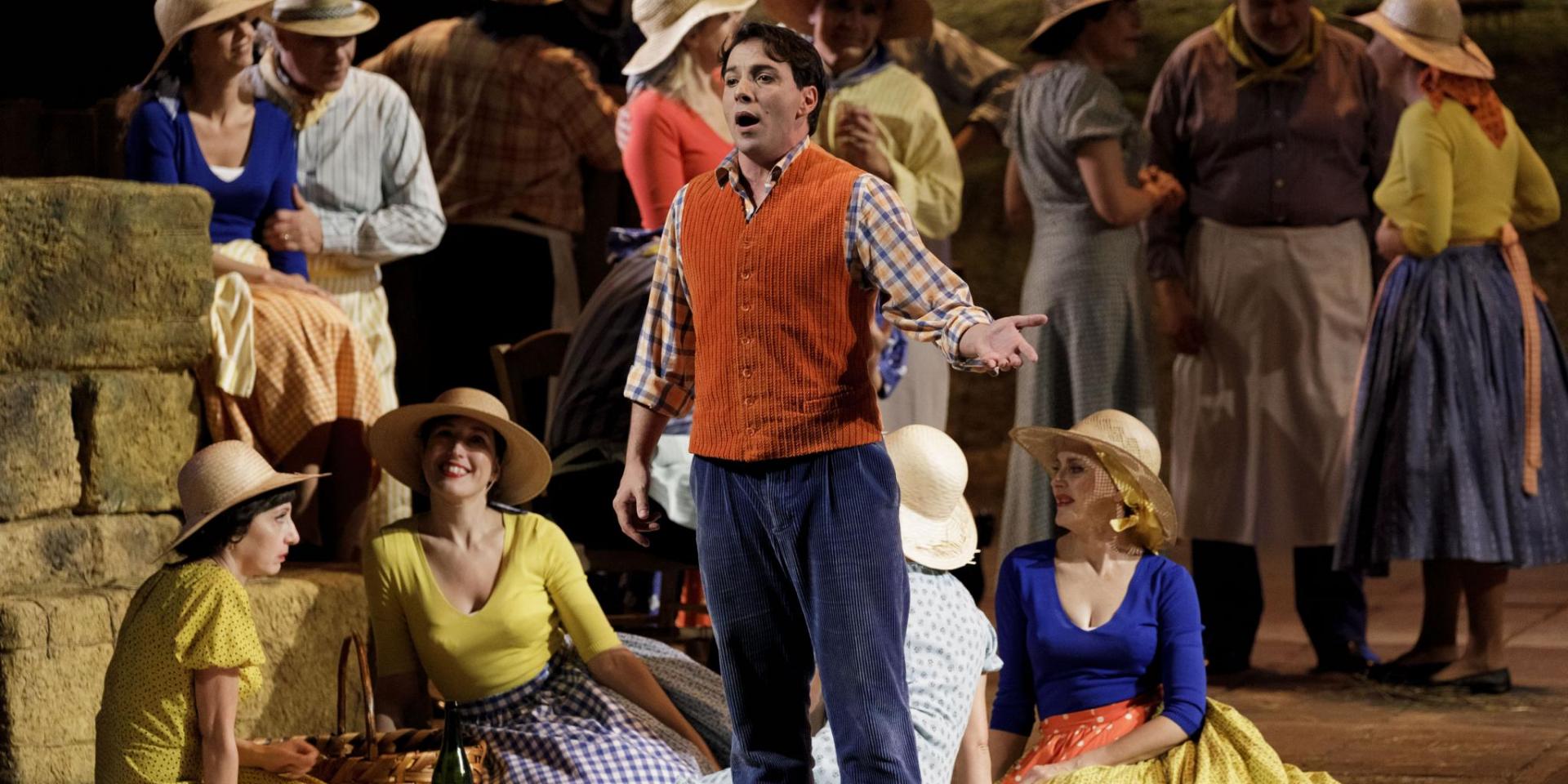 Santiago Ballerini (Nemorino) and the Chorus Teatro Regio Torino