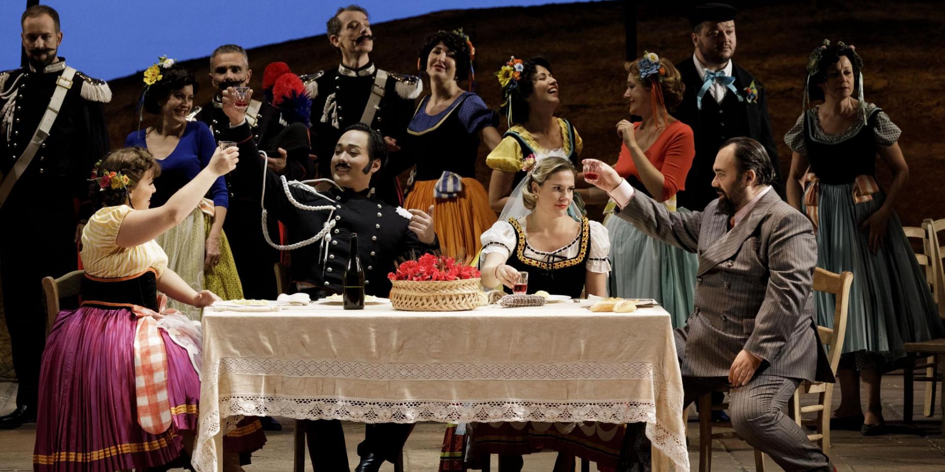Ashley Milanese (Giannetta), Julian Kim (Belcore), Lavinia Bini (Adina), Roberto de Candia (Il dottor Dulcamara) e il Coro del Teatro Regio