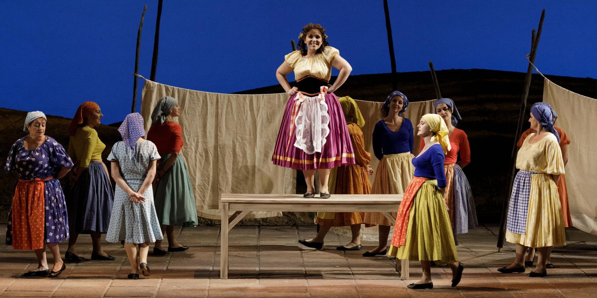 Ashley Milanese (Giannetta) e il Coro del Teatro Regio