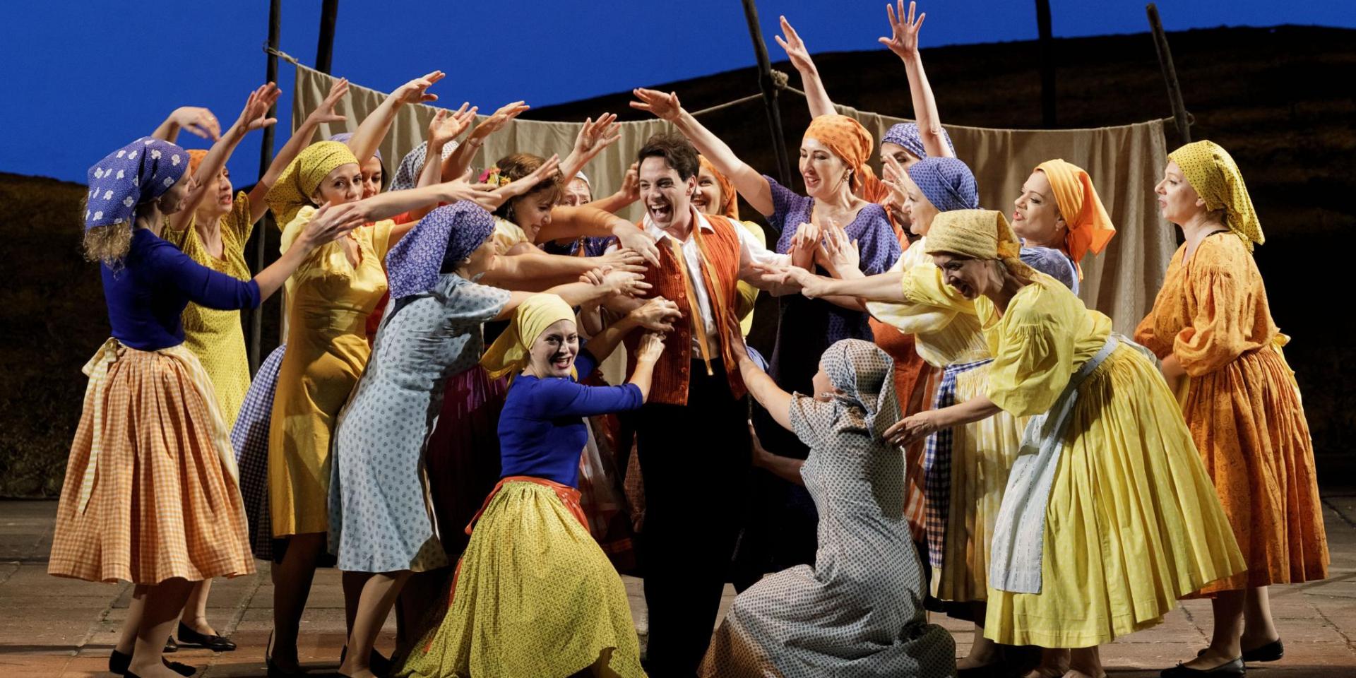 Santiago Ballerini (Nemorino) and the Chorus Teatro Regio Torino