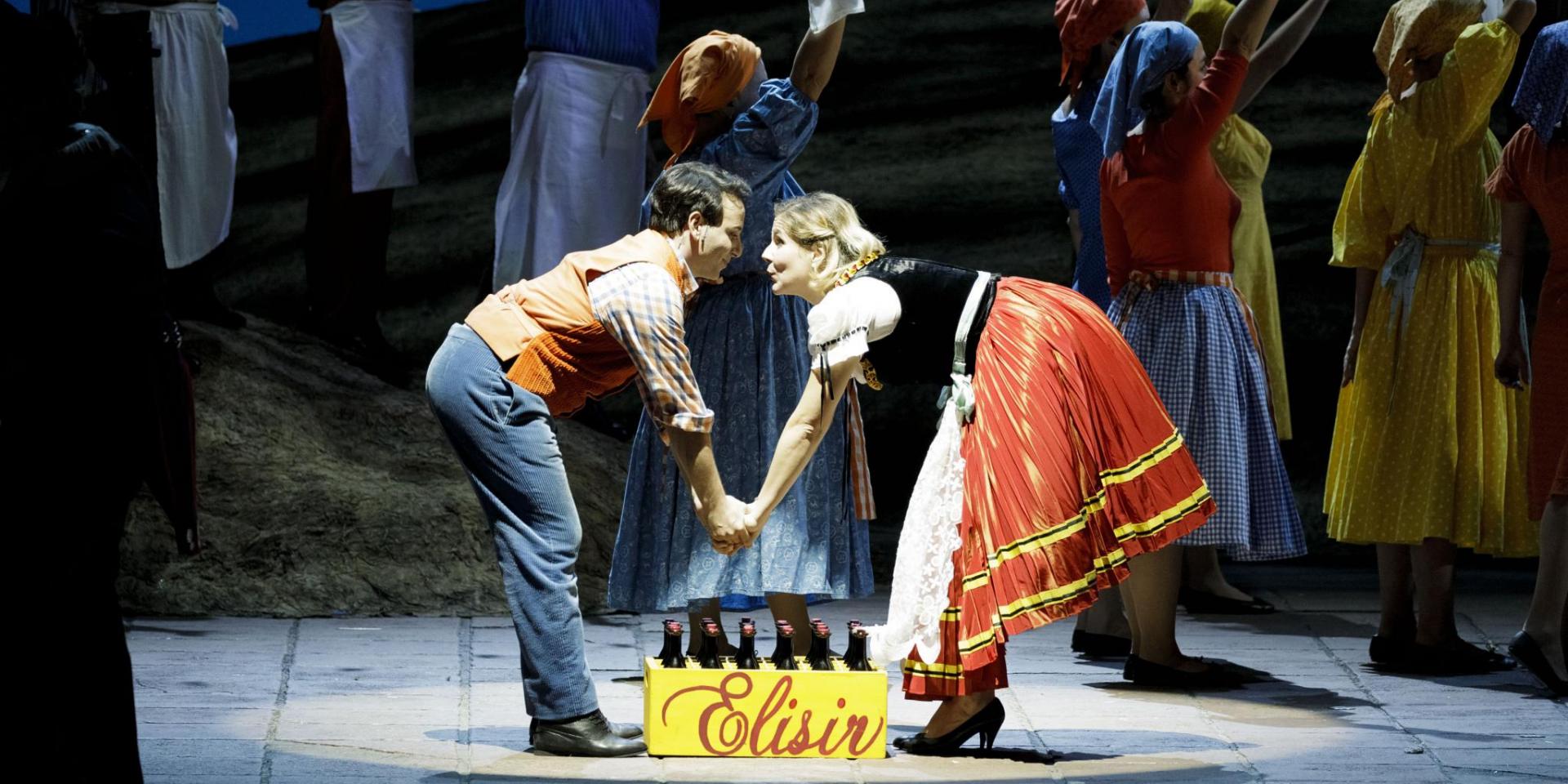 Santiago Ballerini (Nemorino), Lavinia Bini (Adina) e il Coro del Teatro Regio