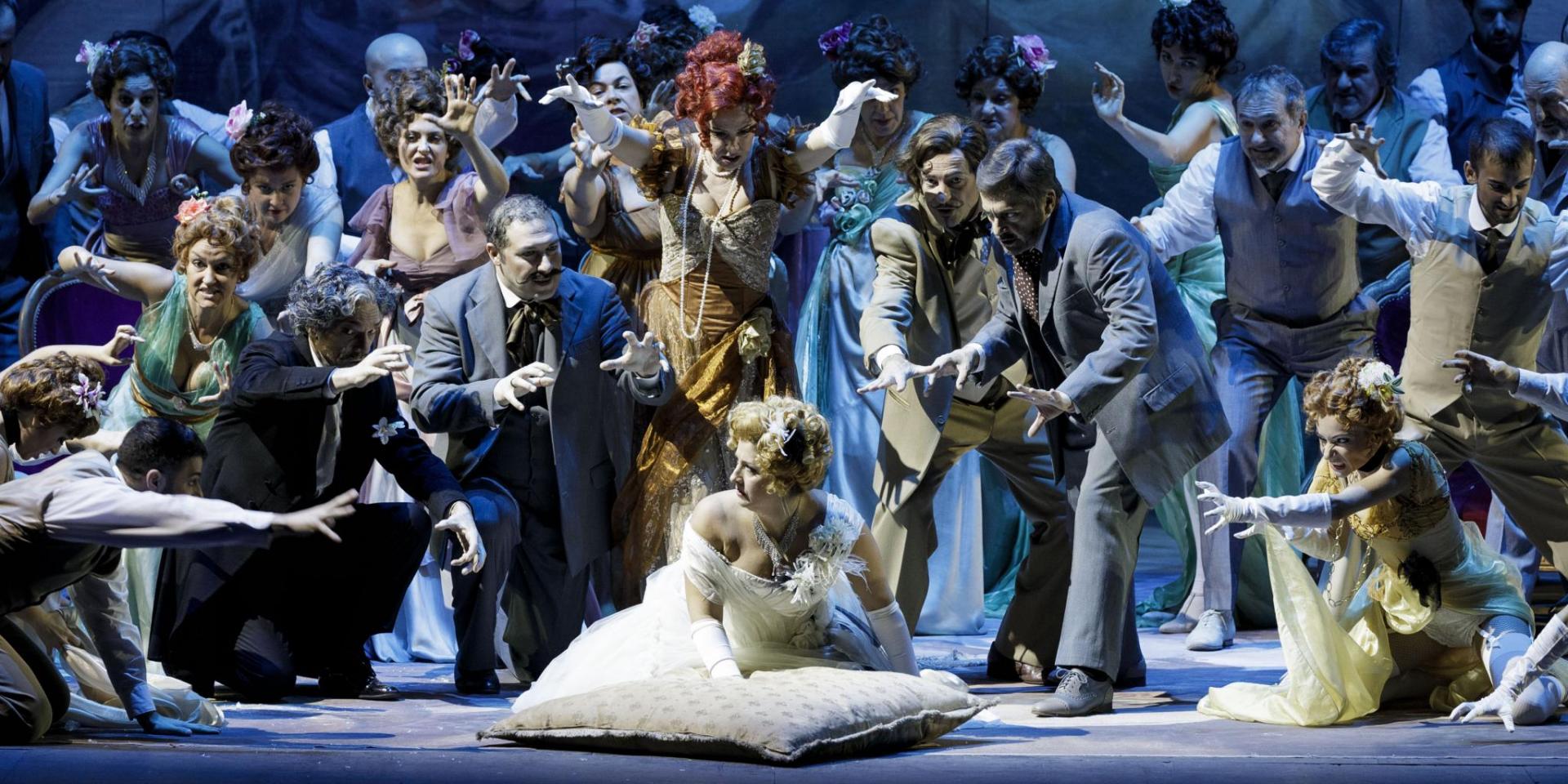 Paolo Maria Orecchia (Barone Douphol), Mattia Denti (Doctor Grenvil), Elena Traversi (Flora Bervoix), Maria Grazia Schiavo (Violetta), Dario Giorgelè (Marchese D’Obigny), Luca Casalin (Gastone) and the Chorus Teatro Regio Torino