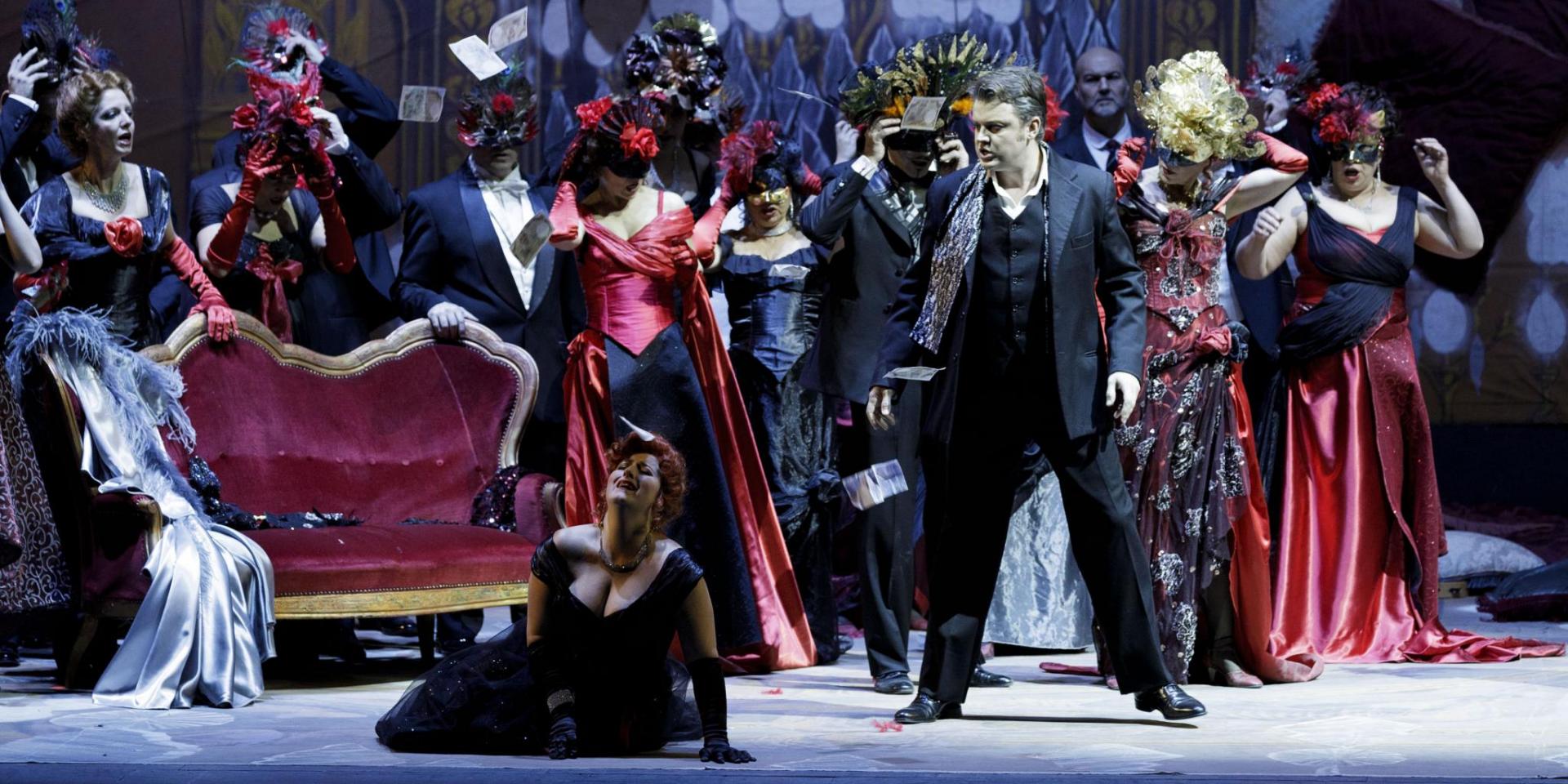 Maria Grazia Schiavo (Violetta), Dmytro Popov (Alfredo) e il Coro del Teatro Regio