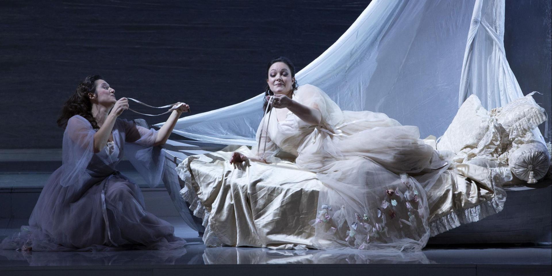 Paola Gardina (Dorabella) ed Eleonora Buratto (Fiordiligi) nell'atto I di Così fan tutte (foto Silvia Lelli - Teatro Regio Torino)