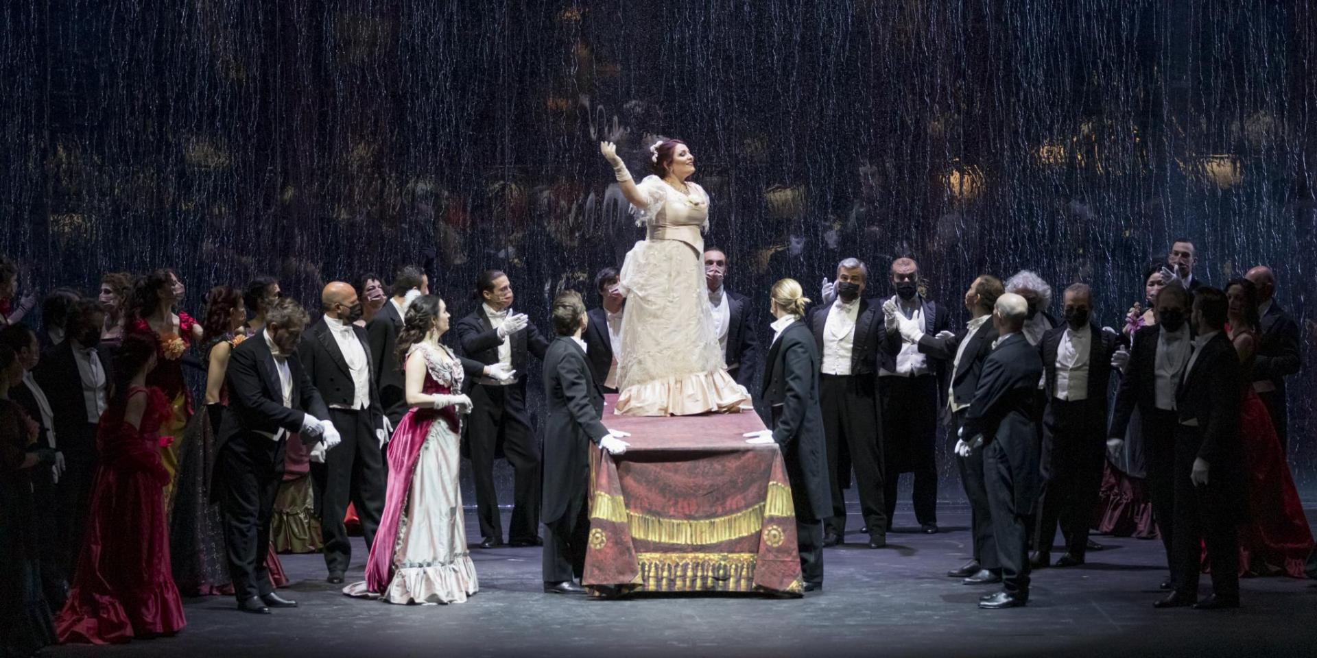 Gilda Fiume (Violetta Valéry), Alessio Verna (Il marchese D’Obigny), Dario Giorgelè (Il barone Douphol), Lorrie Garcia (Flora Bervoix) and the Chorus Teatro Regio Torino - ph Edoardo Piva