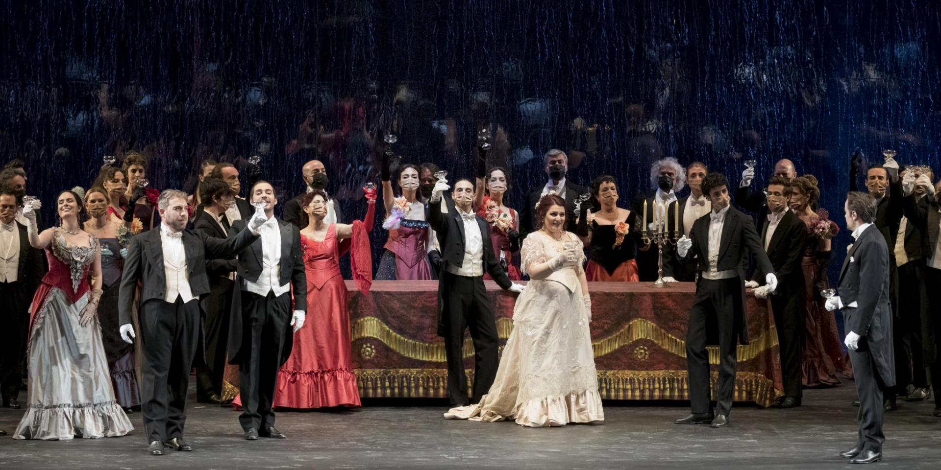 Lorrie Garcia (Flora Bervoix), Alessio Verna (Il marchese D’Obigny), Joan Folqué (Gastone), Gilda Fiume (Violetta Valéry), Julien Behr (Alfredo Germont) e il Coro Teatro Torino - foto Edoardo Piva