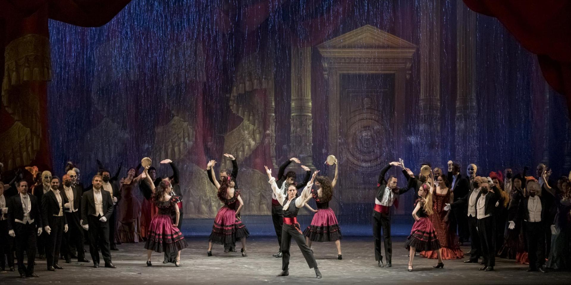 Joan Folqué (Gastone), Rocco Cavalluzzi (Il dottor Grenvil), Alessio Verna (Il marchese D’Obigny) e il Coro Teatro Regio Torino - foto Edoardo Piva