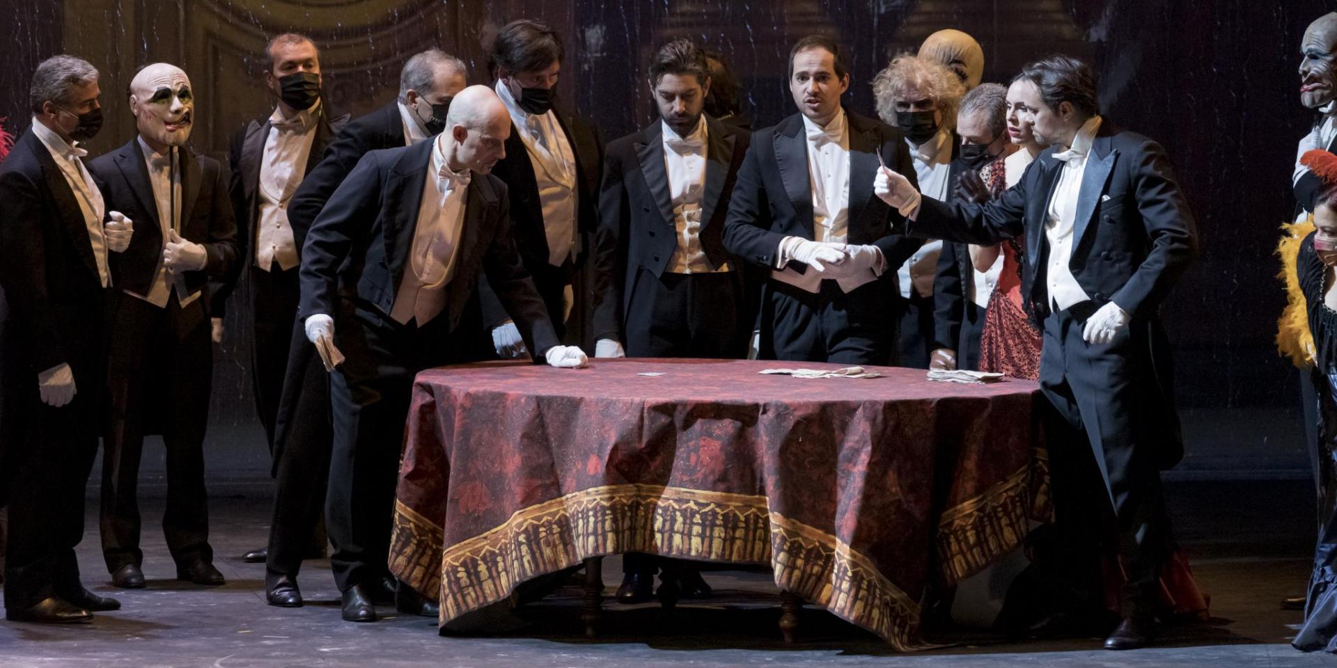 Dario Giorgelè (Il barone Douphol), Rocco Cavalluzzi (Il dottor Grenvil), Joan Folqué (Gastone), Lorrie Garcia (Flora Bervoix), Julien Behr (Alfredo Germont) e il Coro Teatro Regio Torino - foto Edoardo Piva