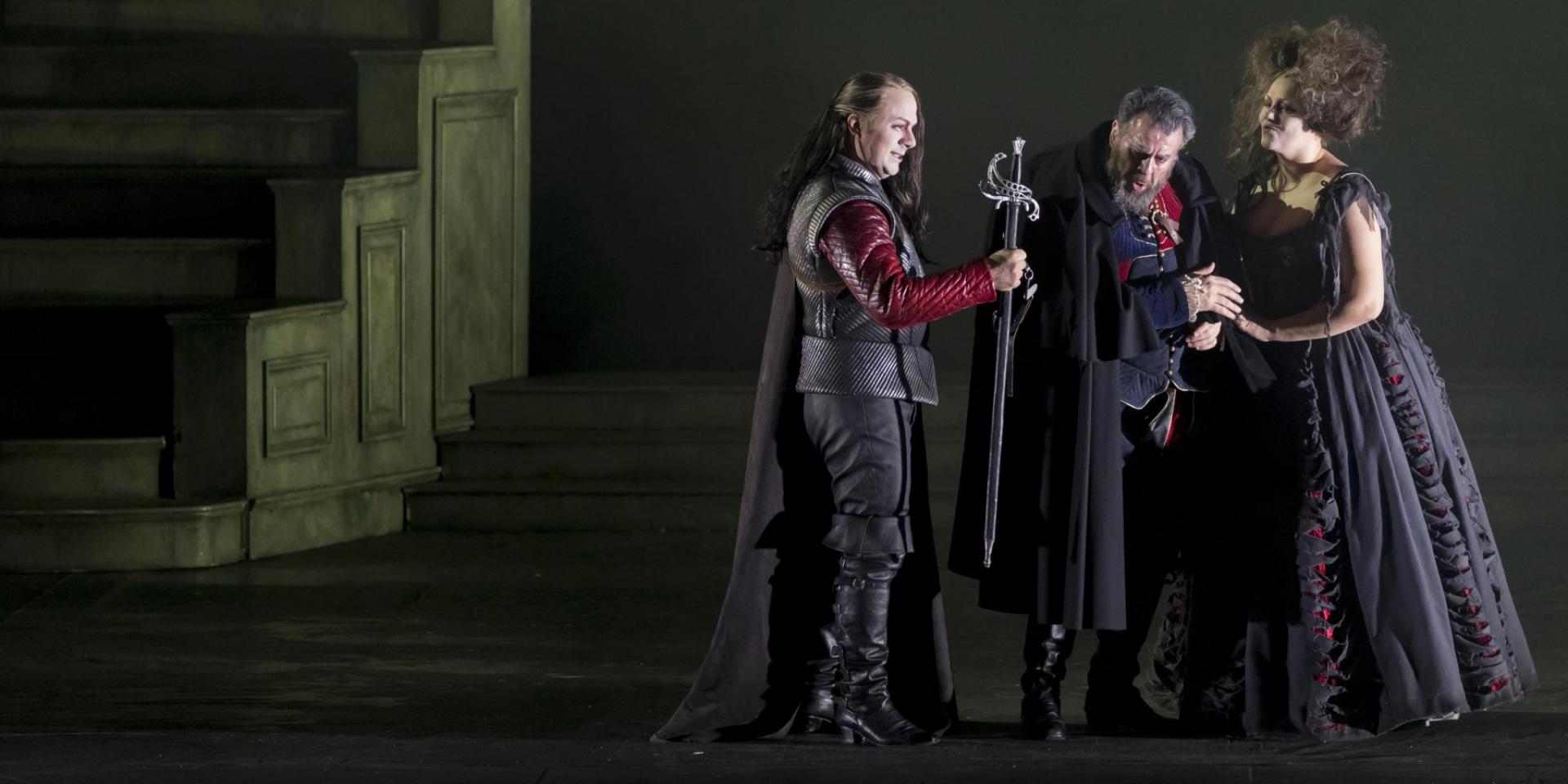 Gianluca Buratto (Sparafucile), Carlos Álvarez (Rigoletto) and Carmen Topciu (Maddalena)