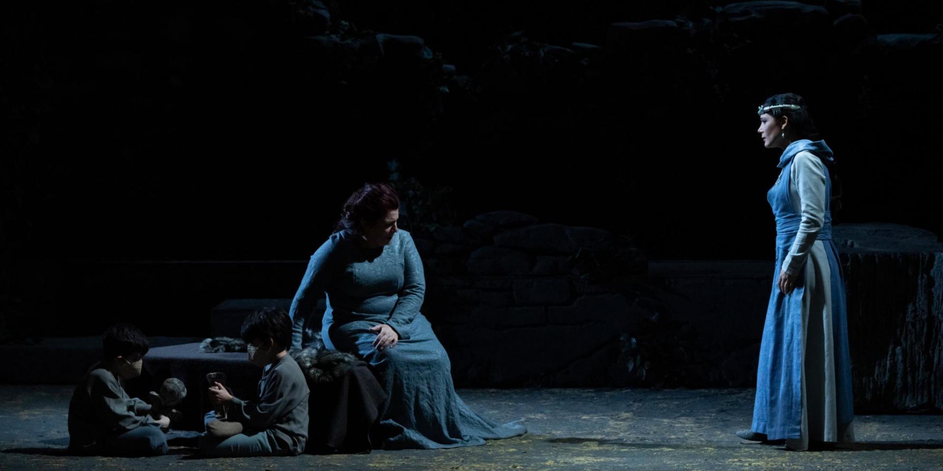 Massimiliano Ponzone e Francesco Sansalone (I figli di Norma), Gilda Fiume (Norma) e Annalisa Stroppa (Adalgisa). Foto Andrea Macchia