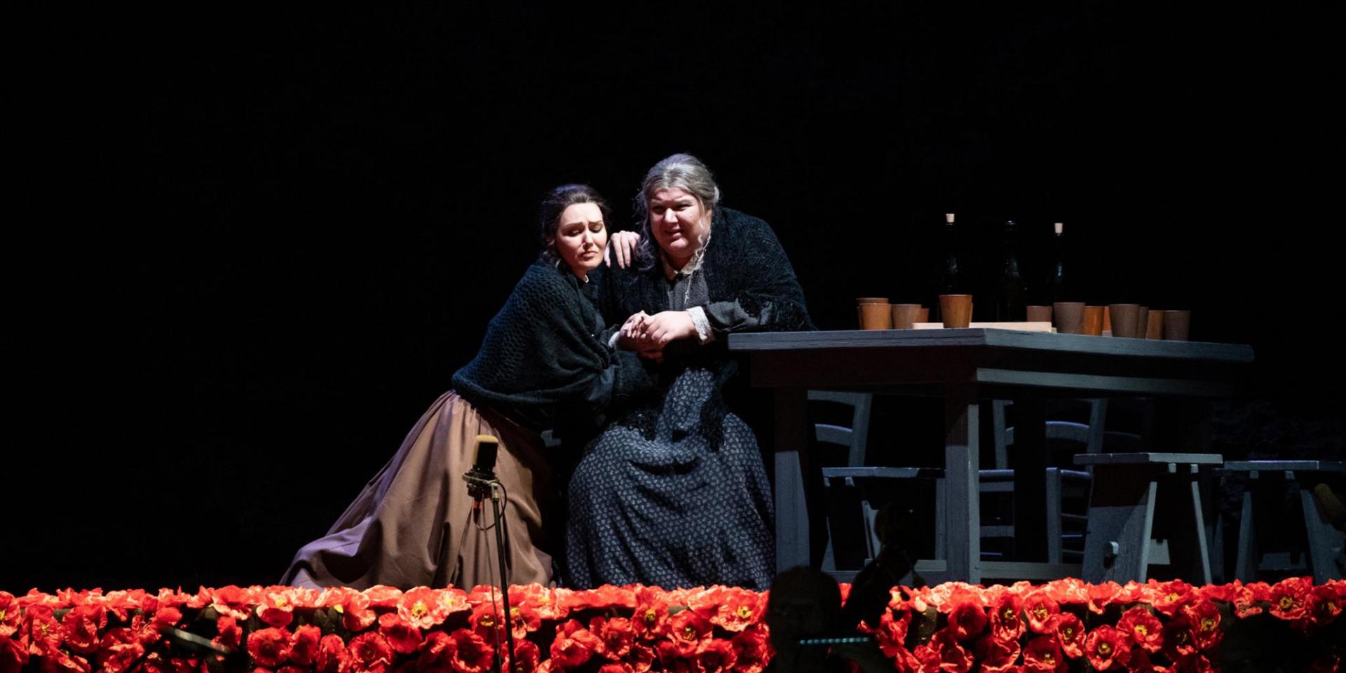 Anastasia Boldyreva (Santuzza) e Agostina Smimmero (Lucia) - foto Andrea Macchia