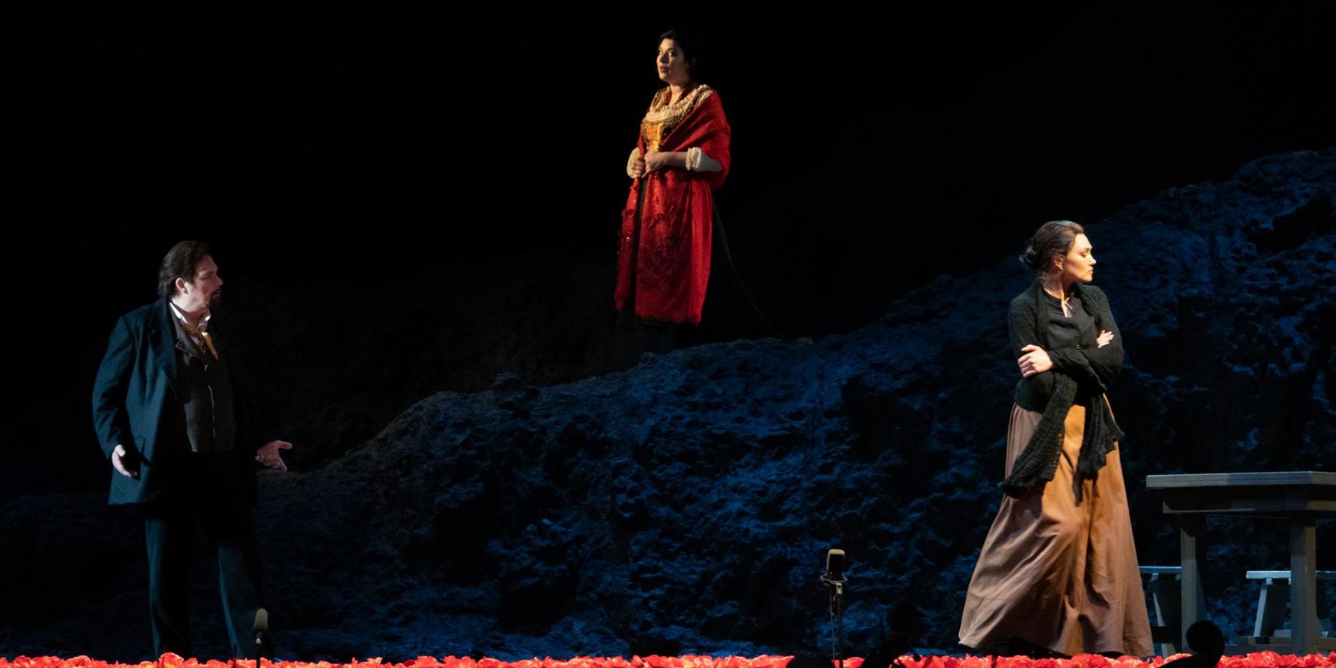 Marco Berti (Turiddu), Valeria Girardello (Lola) e Anastasia Boldyreva (Santuzza) - foto Andrea Macchia