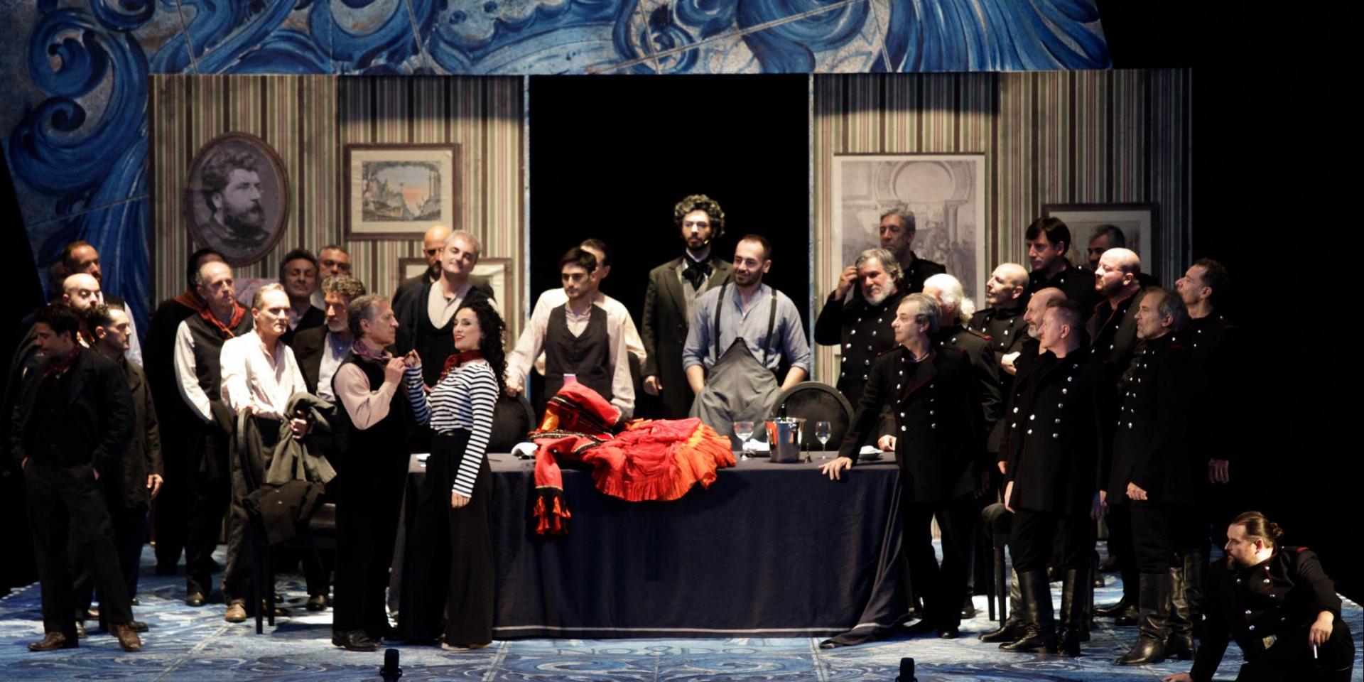 Ketevan Kemoklidze (Carmen), Yuri D'Agostino (Narratore), Jean-François Borras (Don José) e il Coro Teatro Regio Torino - foto Fabio Melotti