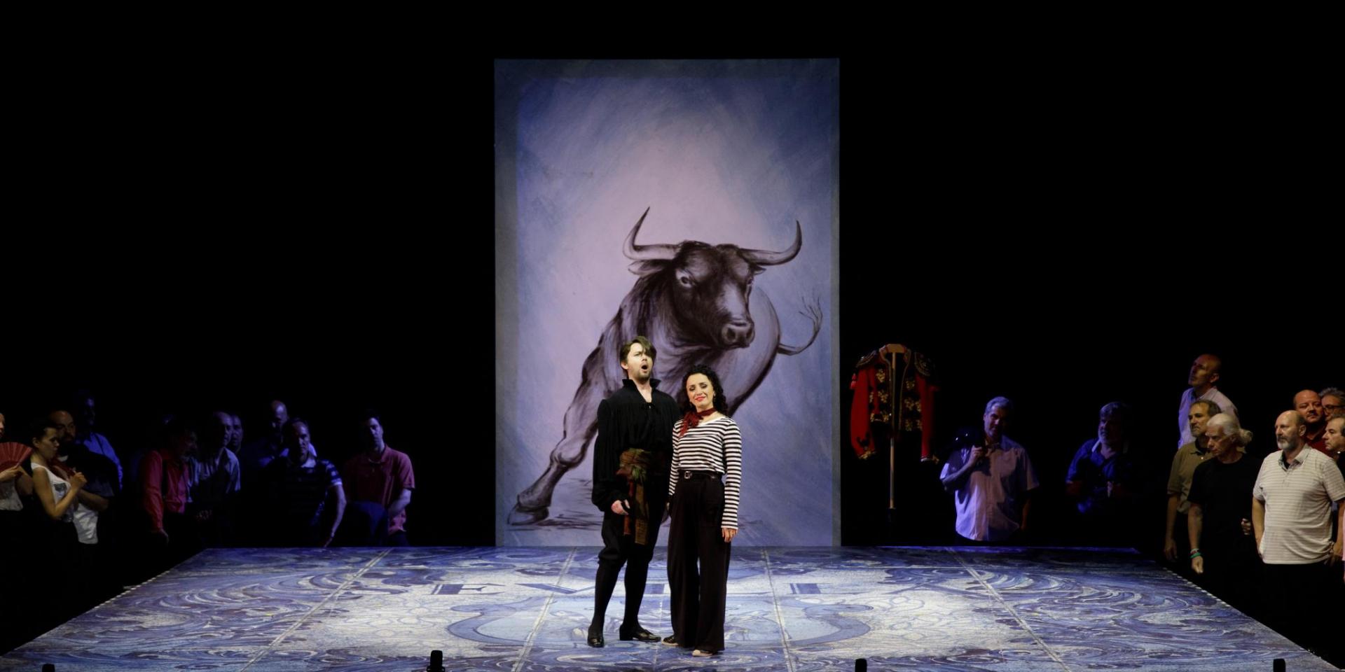 Zoltán Nagy (Escamillo), Ketevan Kemoklidze (Carmen) e il Coro Teatro Regio Torino - foto Andrea Melotti