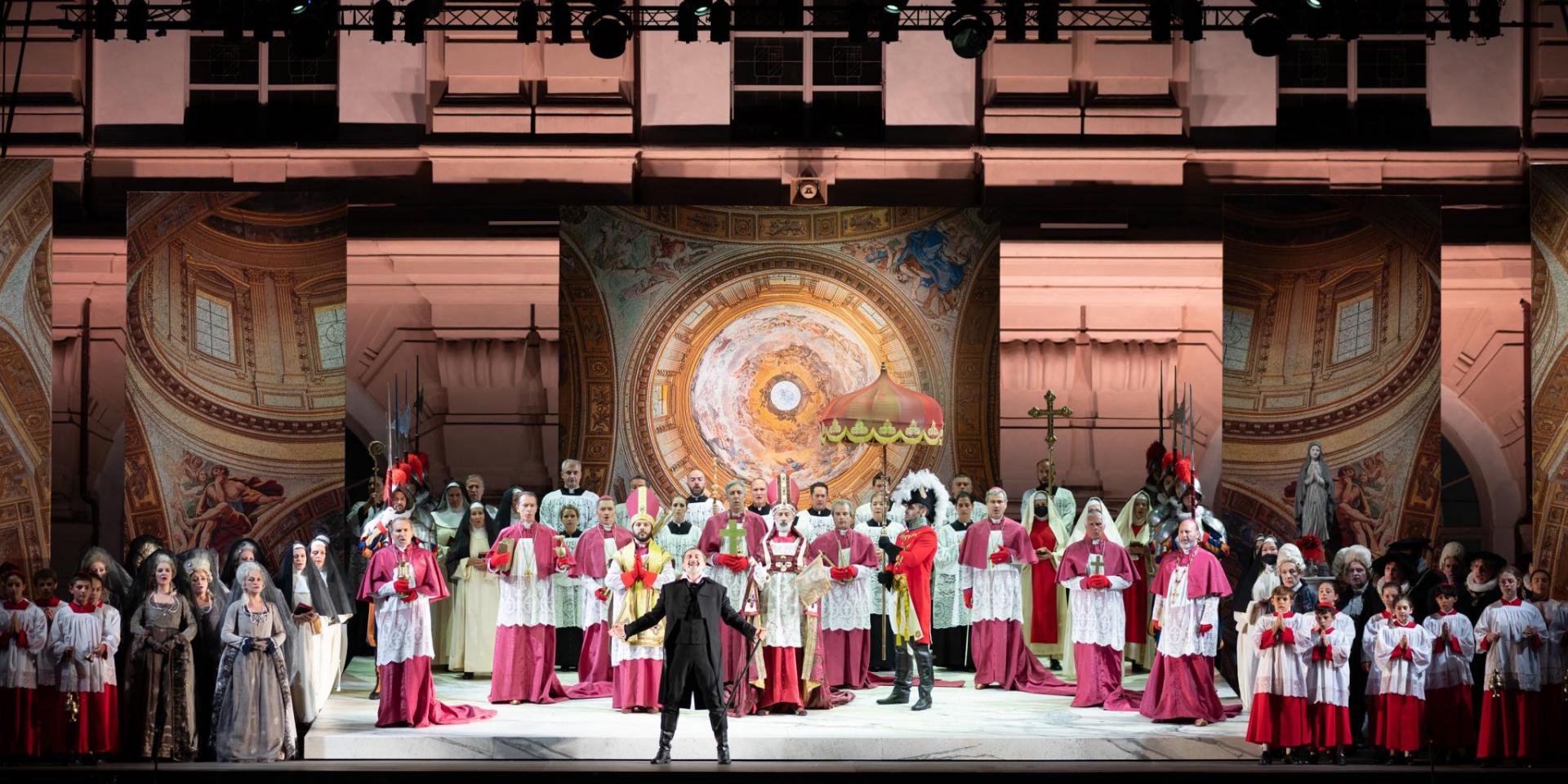 Elchin Azizov (Vitellio Scarpia) and the Chorus Teatro Regio Torino - photo Andrea Macchia