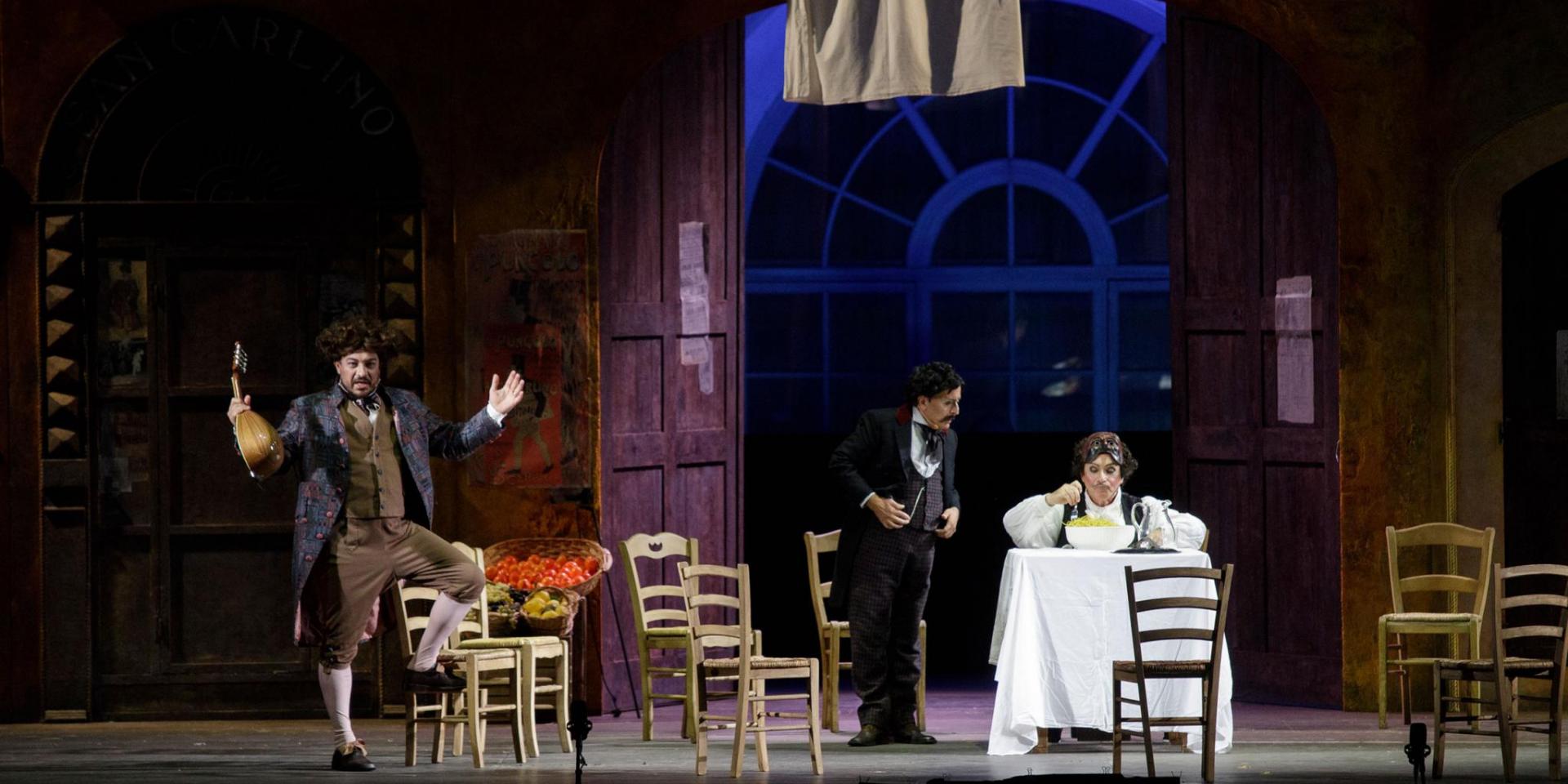 Vladimir Sazdovski (Il signor Roberto), Mario Brancaccio (Don Mario Luzio) e Domenico Colaianni (Don Checco Cerifoglio) - foto Fabio Melotti